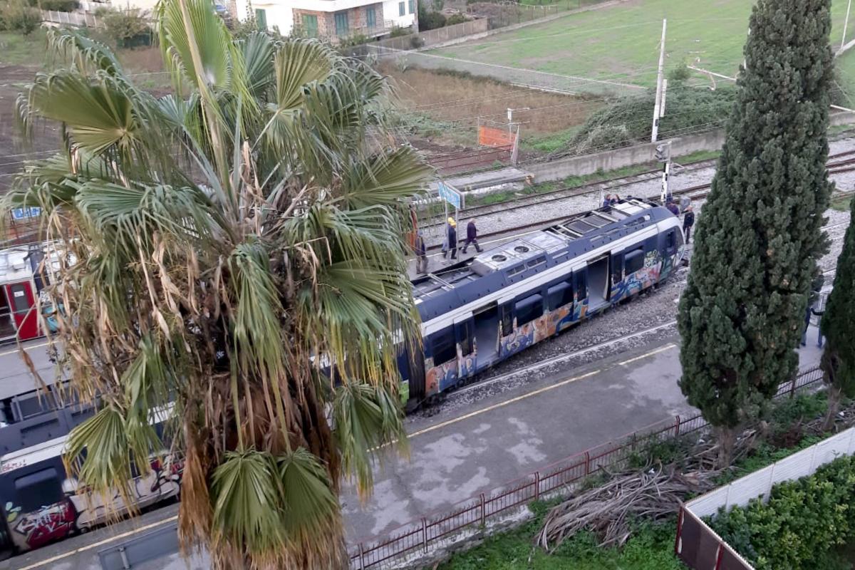 Circumvesuviana treno deragliato: paura per 30 passeggeri