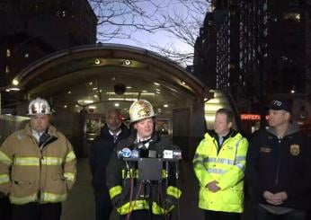 New York, incidente nella metro: scontro tra due treni, 24 feriti lievi | FOTO E VIDEO