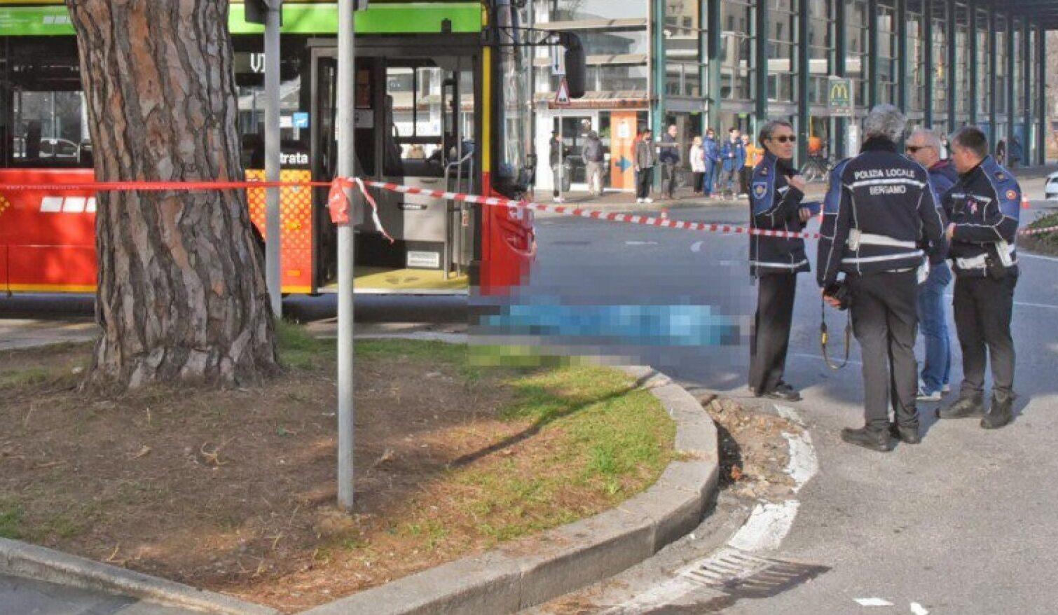 Milano, incidente lungo il cavalcavia del Ghisallo: uomo travolto da un bus, morto sul colpo