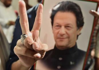 Pakistan, l’ex primo ministro Imran Khan è stato assolto dall’accusa di diffusione di informazioni considerate segreti di stato