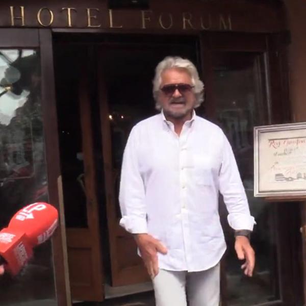 Beppe Grillo manda in tilt la base, malumore nelle chat dei 5 Stelle. Viginia Raggi non vuole sfidare Conte per la leadership