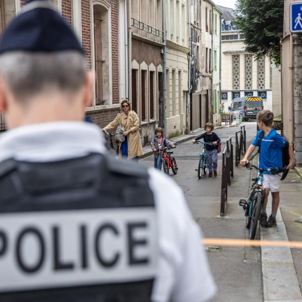 Francia, accoltellamento per regolamento di conti a Metz: cinque persone ferite, due sono in gravi condizioni | FOTO