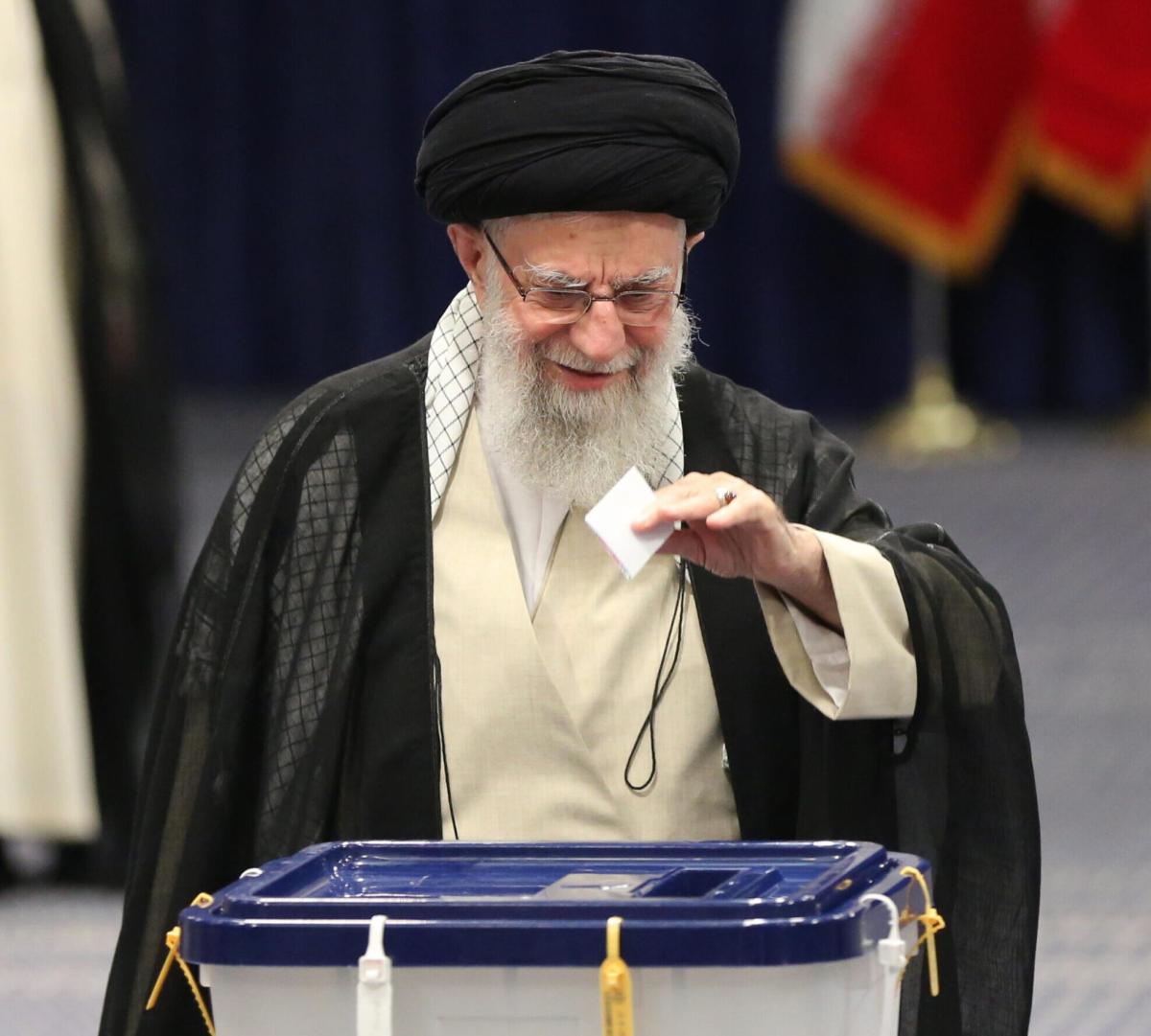 Elezioni in Iran 2024, l’ayatollah Khamenei va a votare: “Oggi è un giorno di felicità per la Repubblica Islamica, venite alle urne”