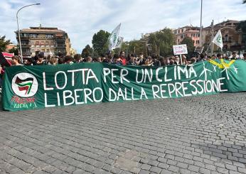 Friday for Future, clima, bandiere palestinesi e striscione contro Meloni a Roma: la manifestazione degli studenti oggi 11 ottobre 2024 | VIDEO e FOTO