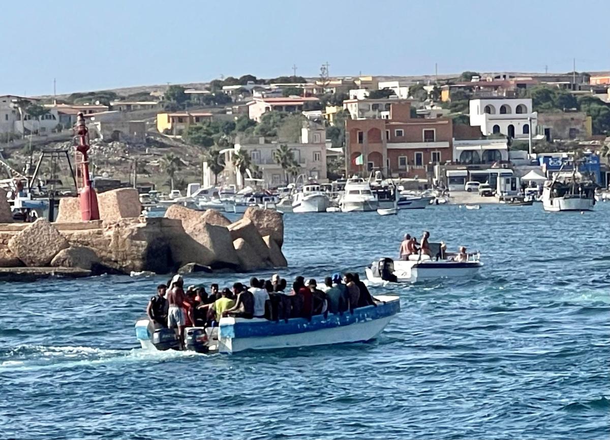 Tragedia a Lampedusa, naufraga un barchino con oltre 40 migranti a …