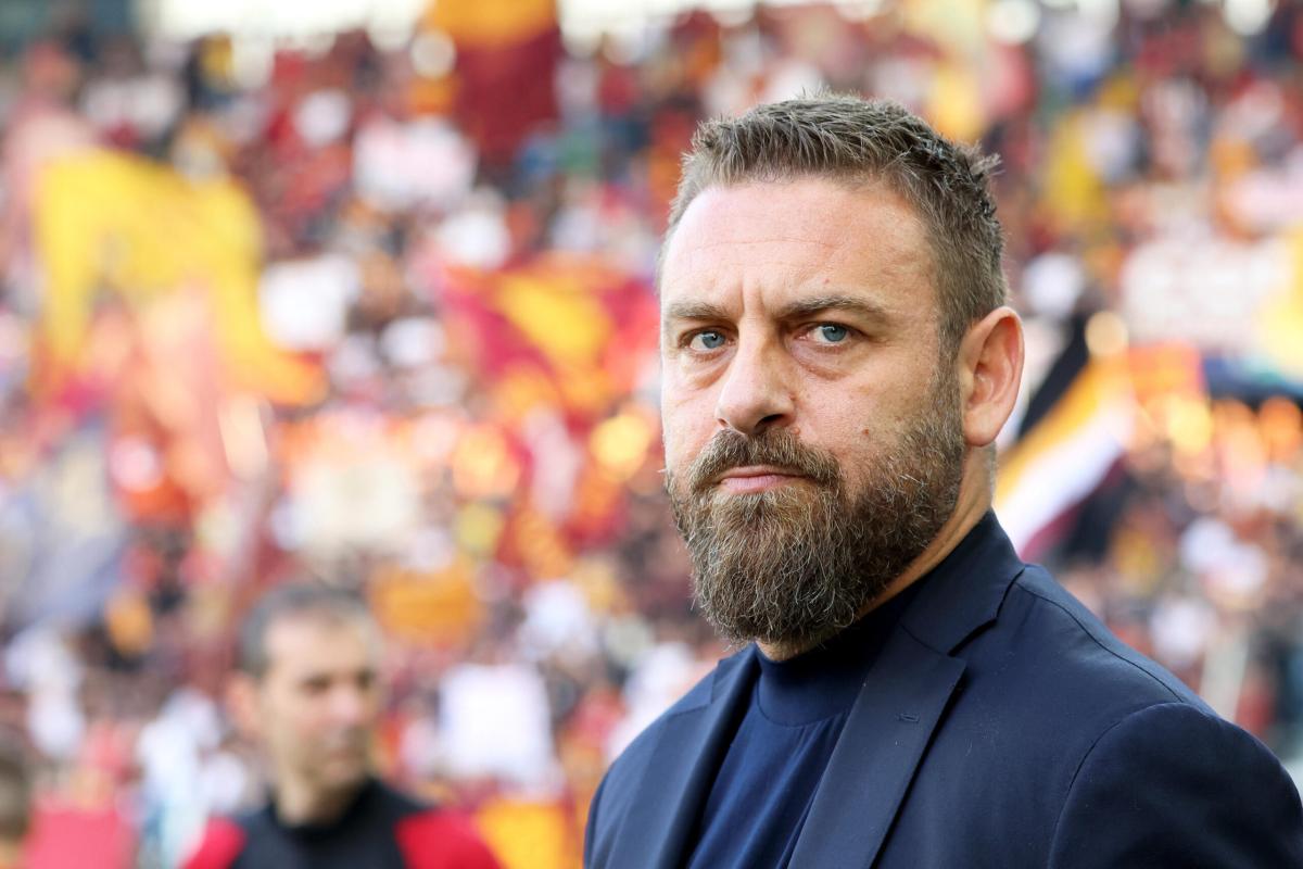 Roma-Bologna, De Rossi in conferenza: “Lukaku out. Udinese? Deluso dalla Lega. Lotito su Ndicka…”