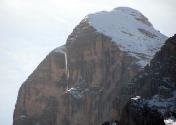 Belluno, scala senza protezioni la Tofana di Rozes: morto alpinista 62enne