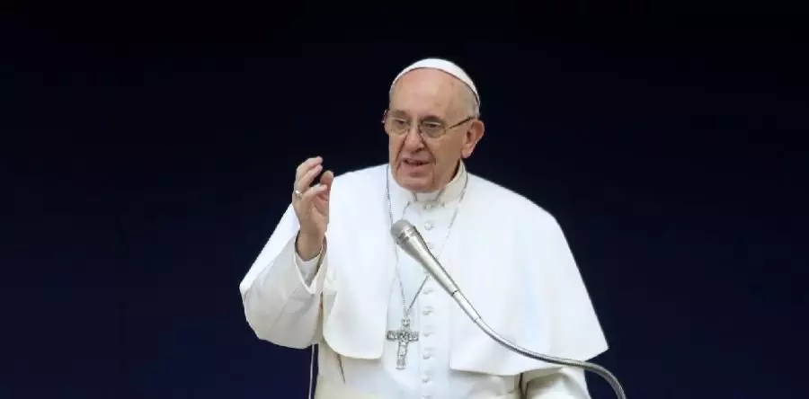 Papa Francesco: La povertà si combatte con il lavoro • TAG24