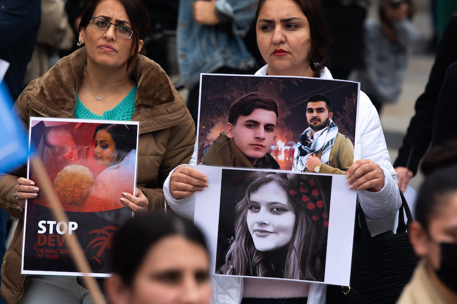 Proteste In Iran, I Manifestanti Appiccano Il Fuoco • TAG24