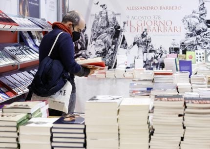 Classifica dei libri più venduti. Al primo posto compare Antonio Manzini