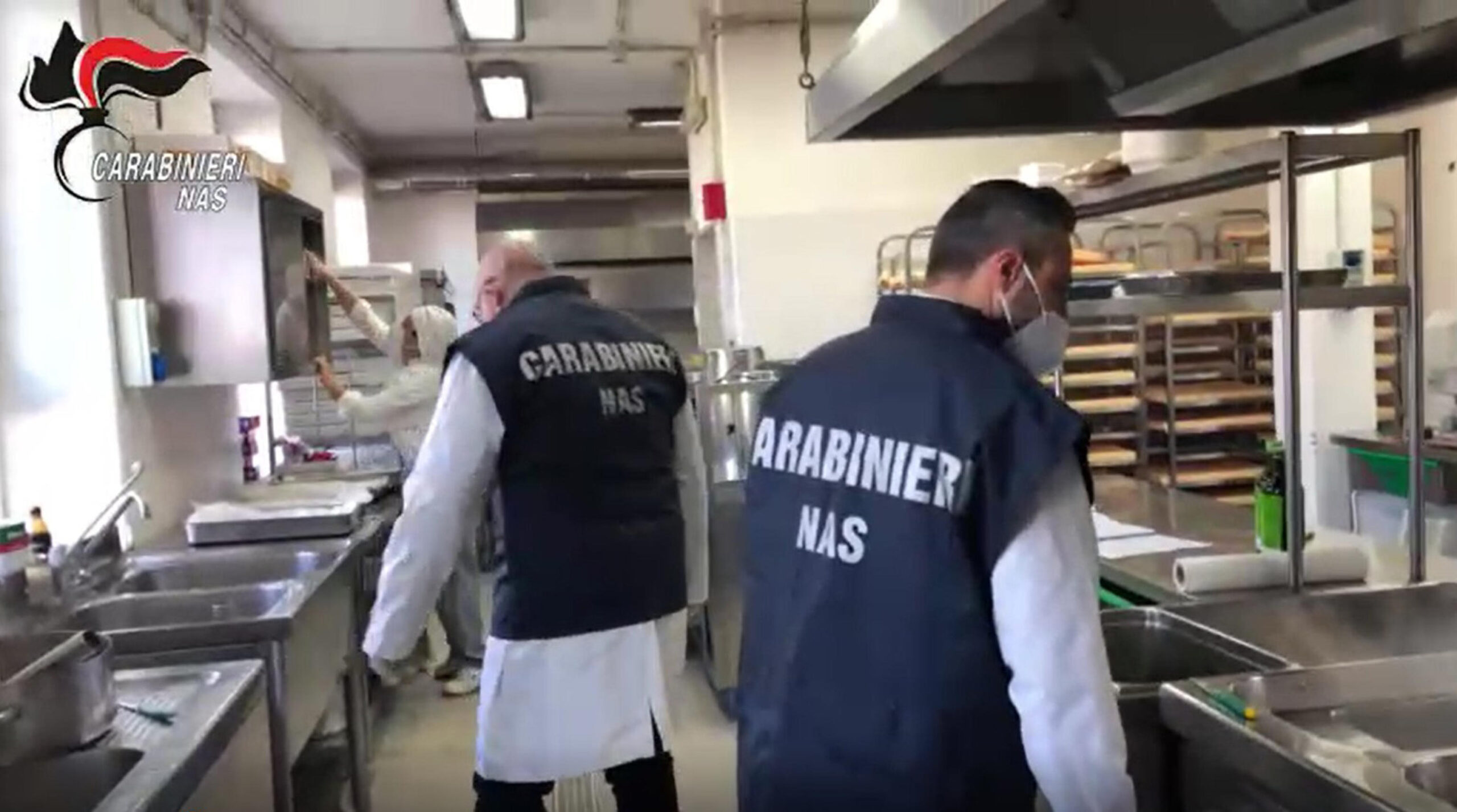 I carabinieri del Nas osservano un punto di cottura e conservazione di alimenti interno ad una mensa