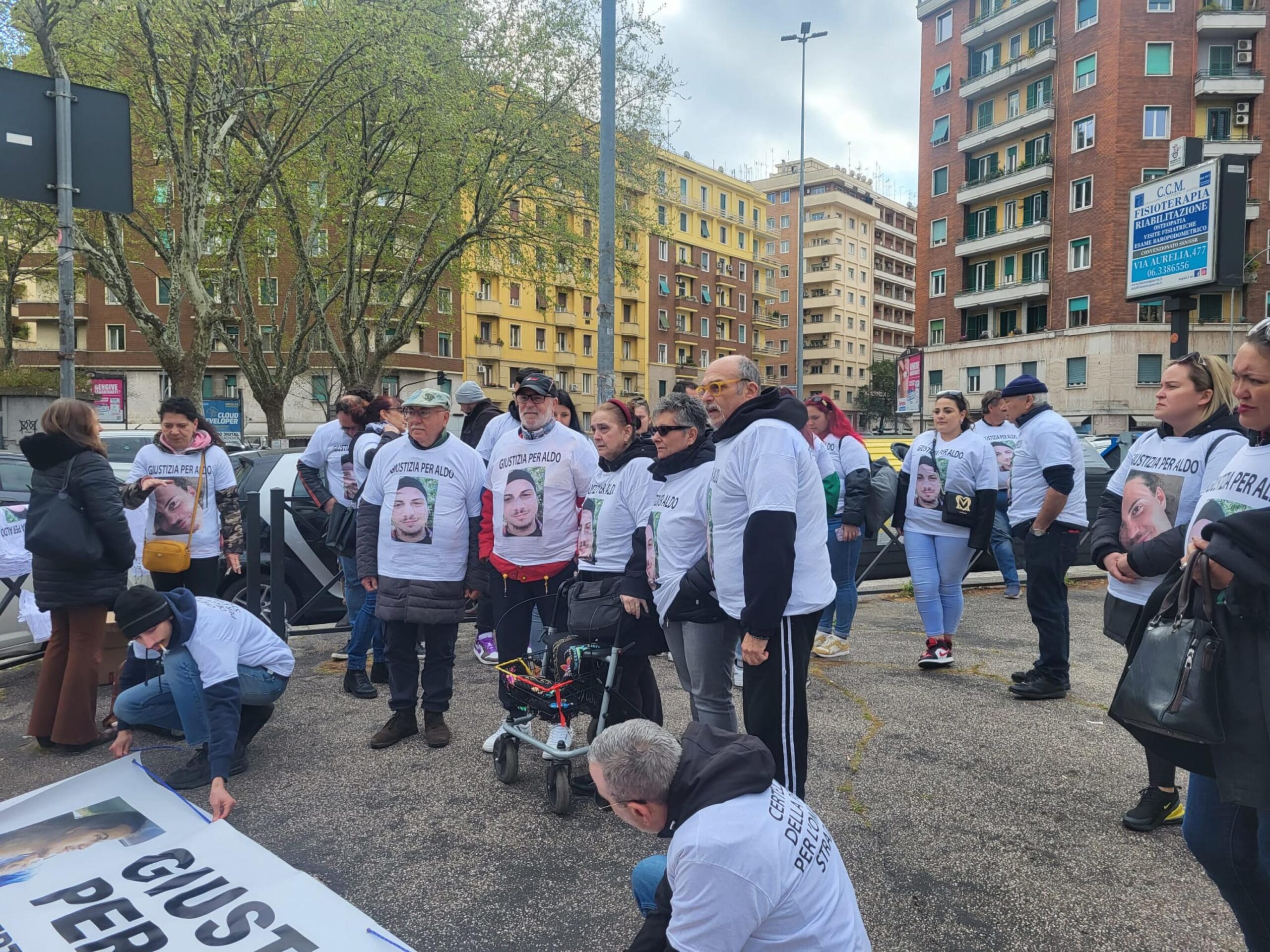 Genitori e amici di Aldo presenti al sit-in