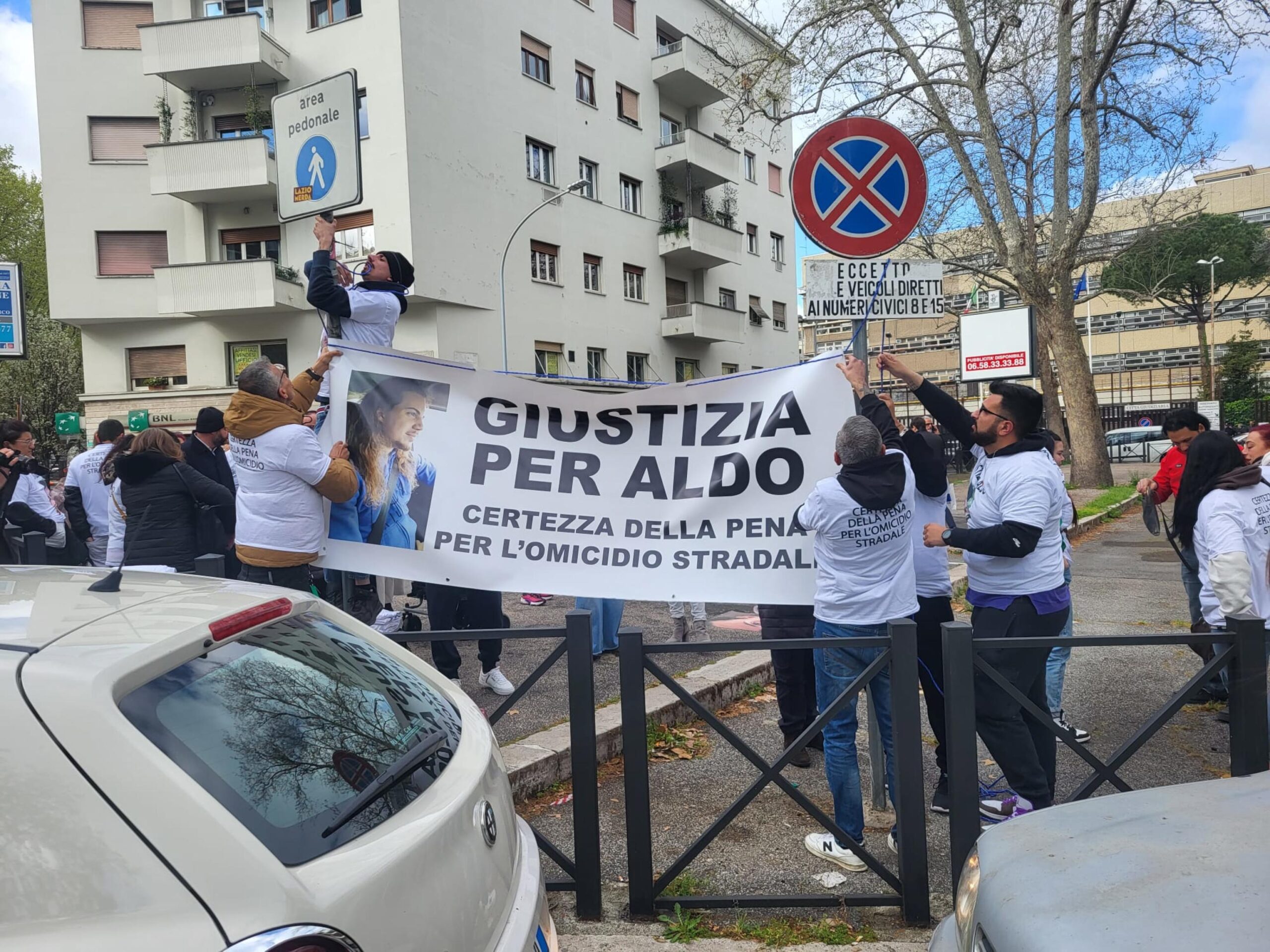 Lo striscione esposto nel corso del sit-in