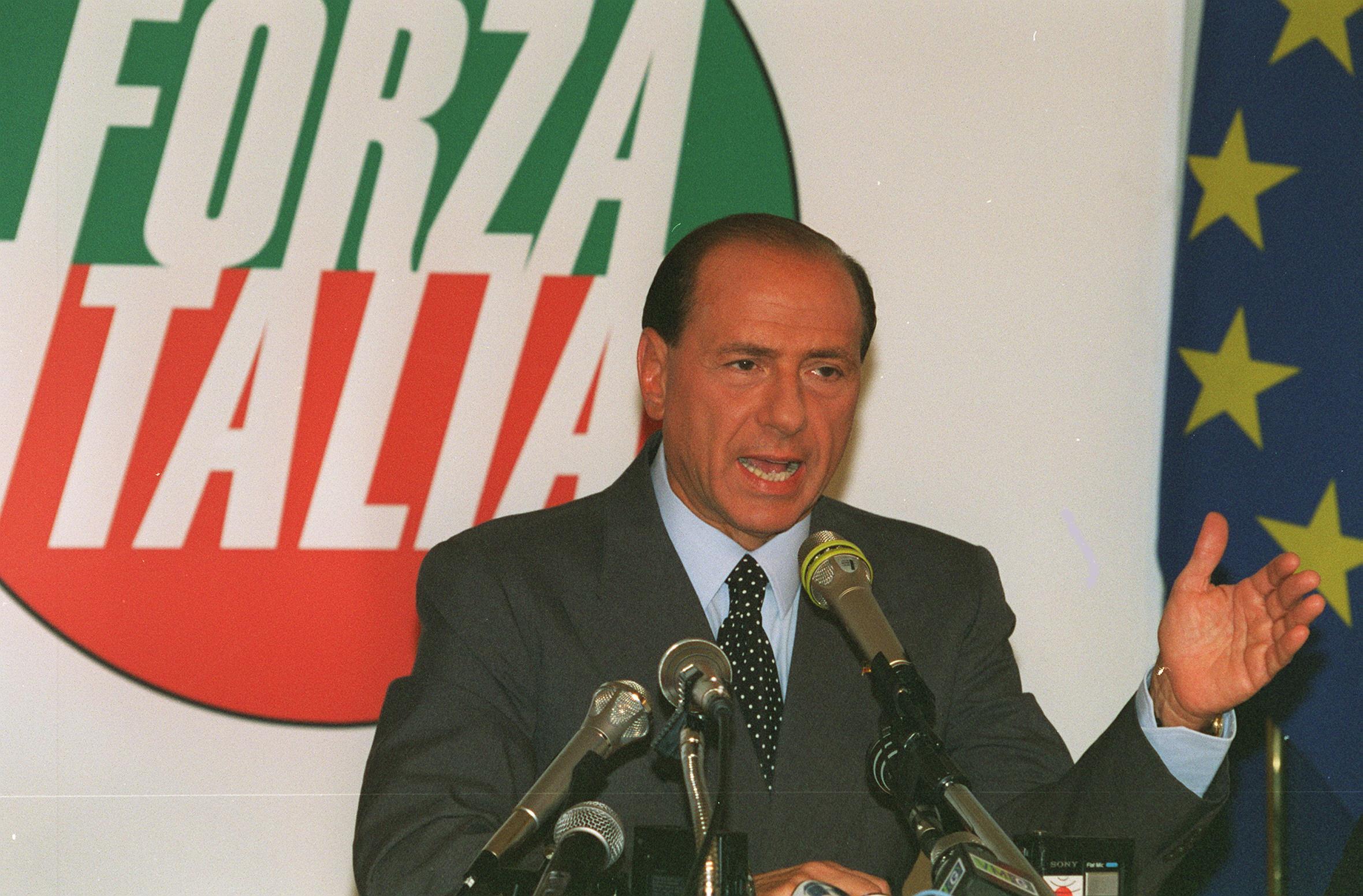 Berlusconi nel 1994 con il logo di Forza Italia