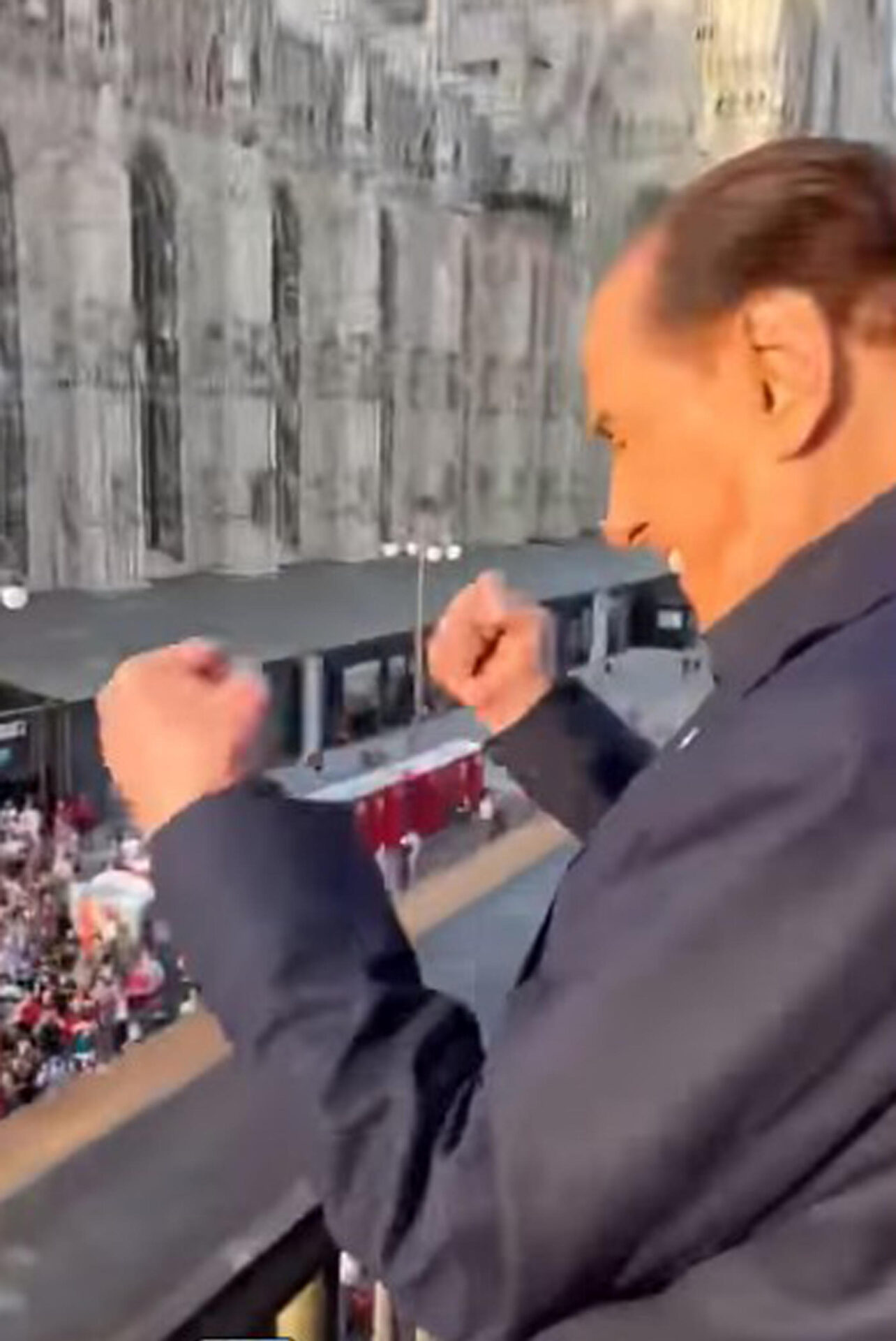 L'ormai ex presidente Berlusconi festeggia il diciannovesimo scudetto della storia rossonera con i suoi tifosi nel 2022