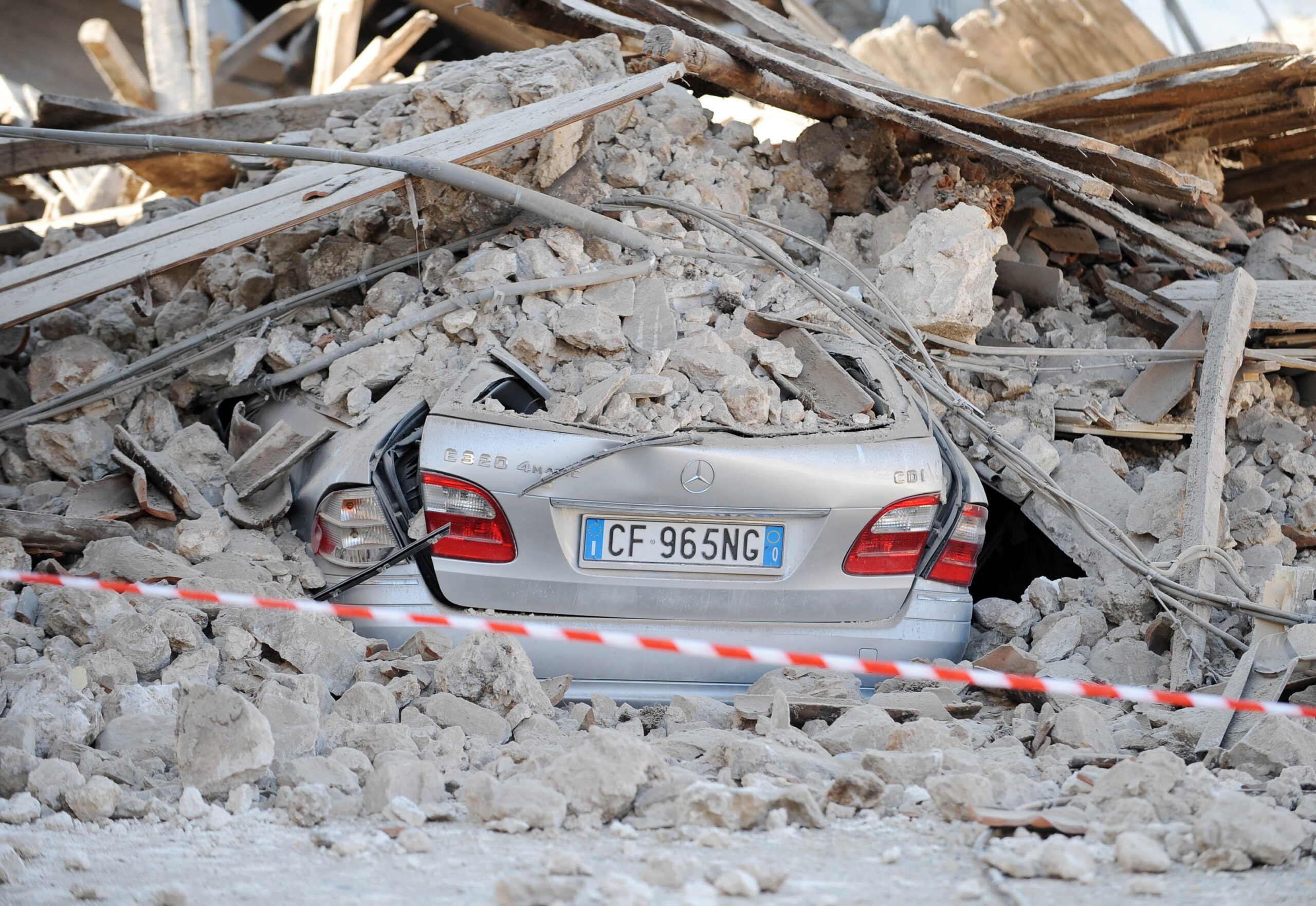 Un auto sepolta fra le macerie