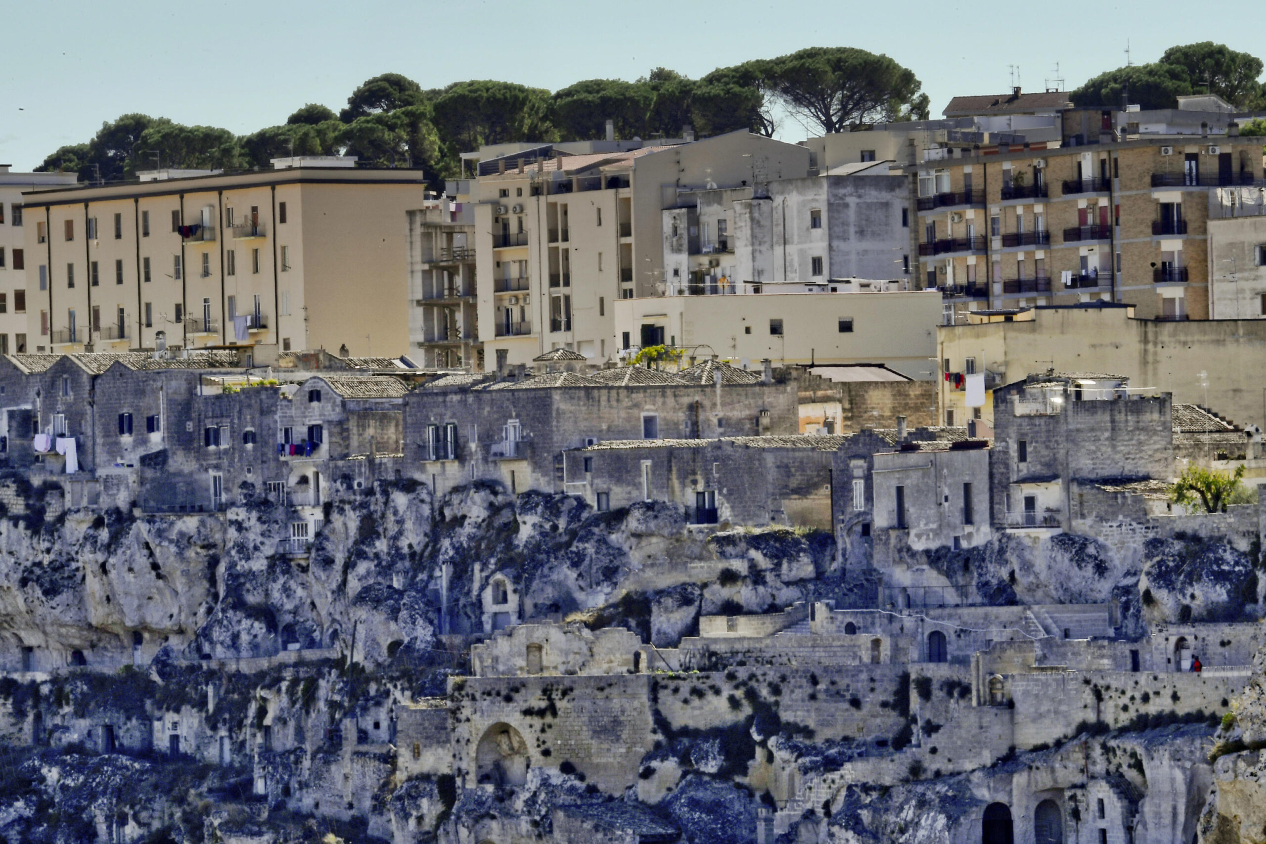 Edifici moderni sull'argine della Gravina di Matera