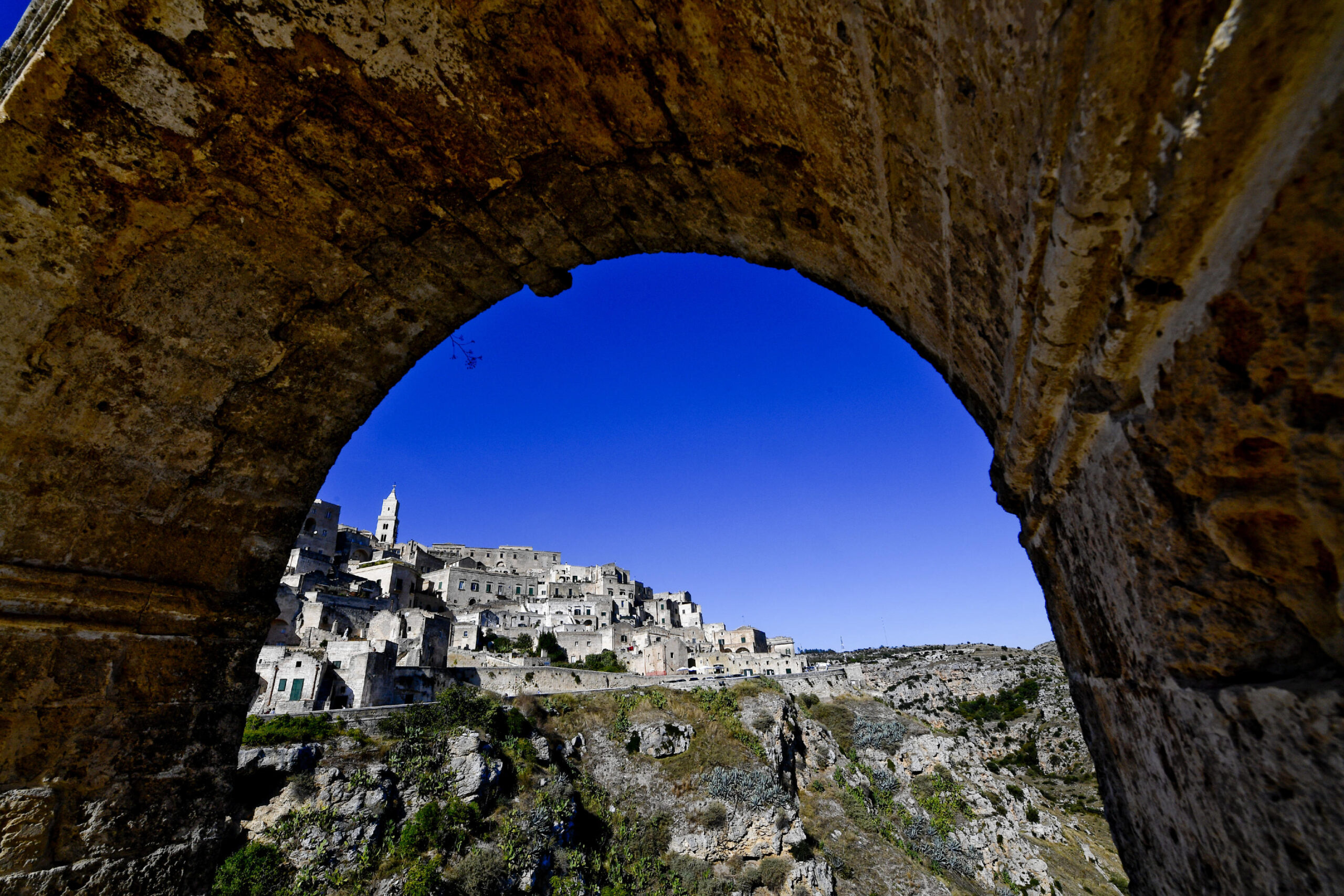 Uno scorcio di Matera e della profonda Gravina