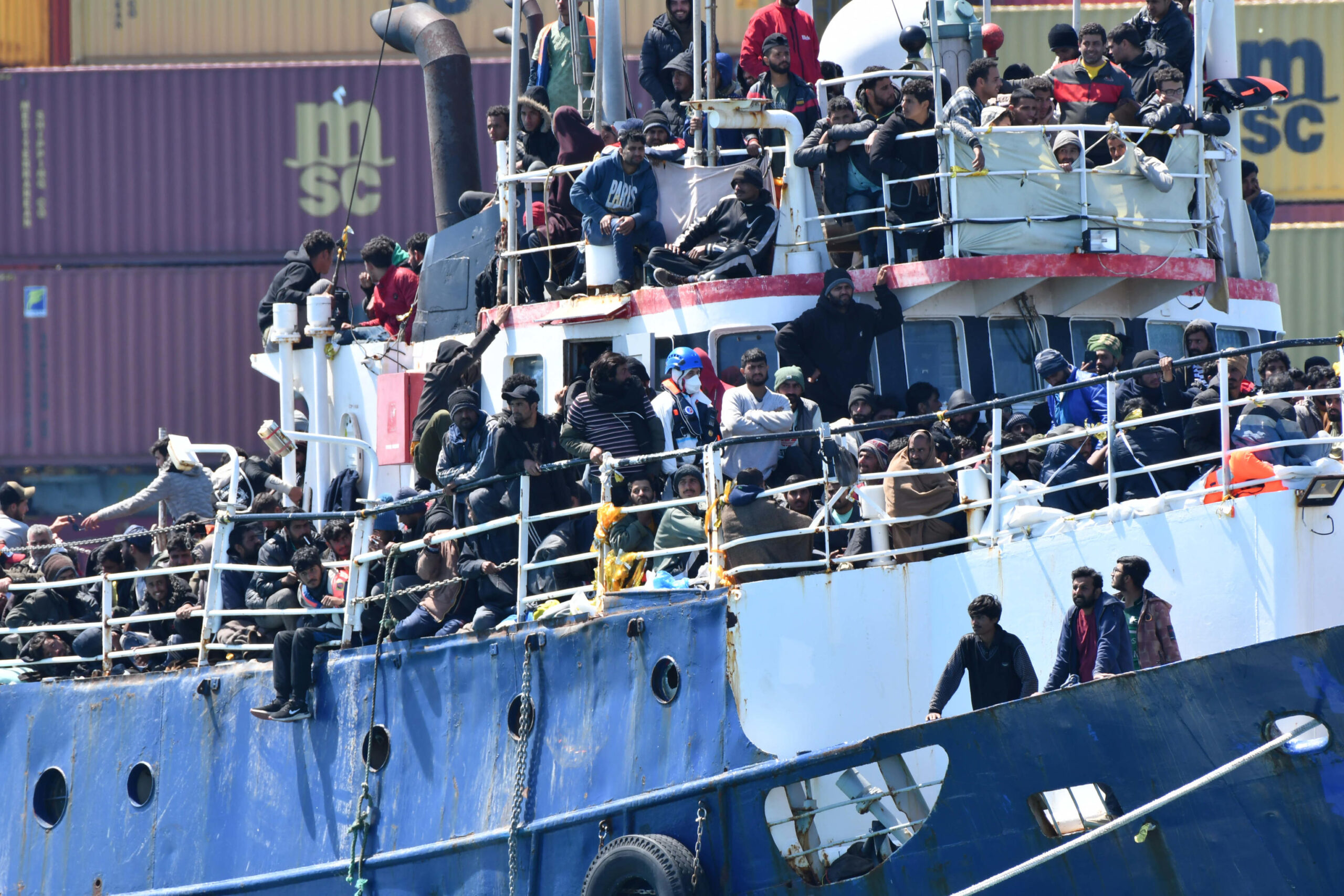 Peschereccio con 700 migranti a bordo sbarcato a Catania 