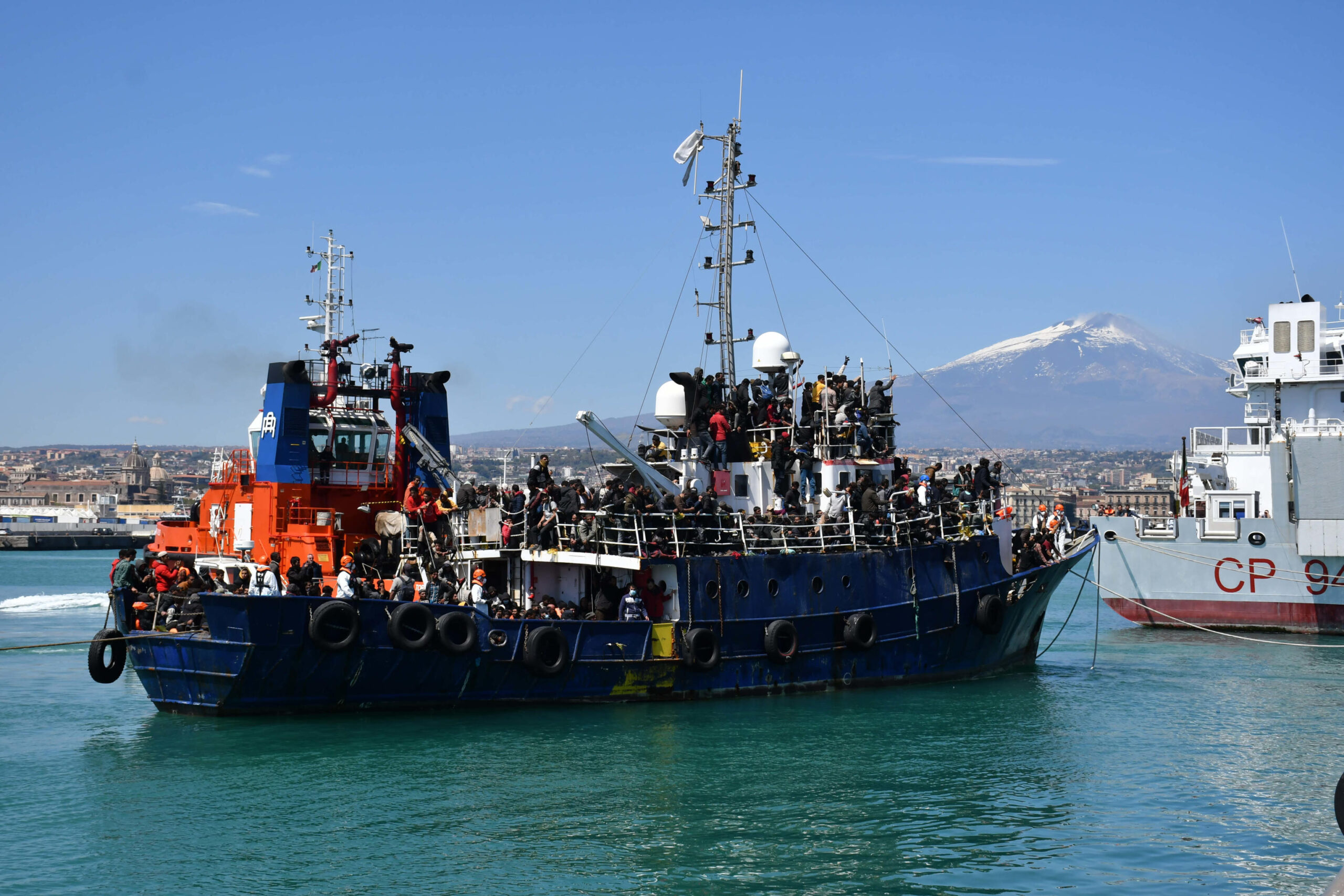 Giunto a Catania il peschereccio con 700 migranti a bordo