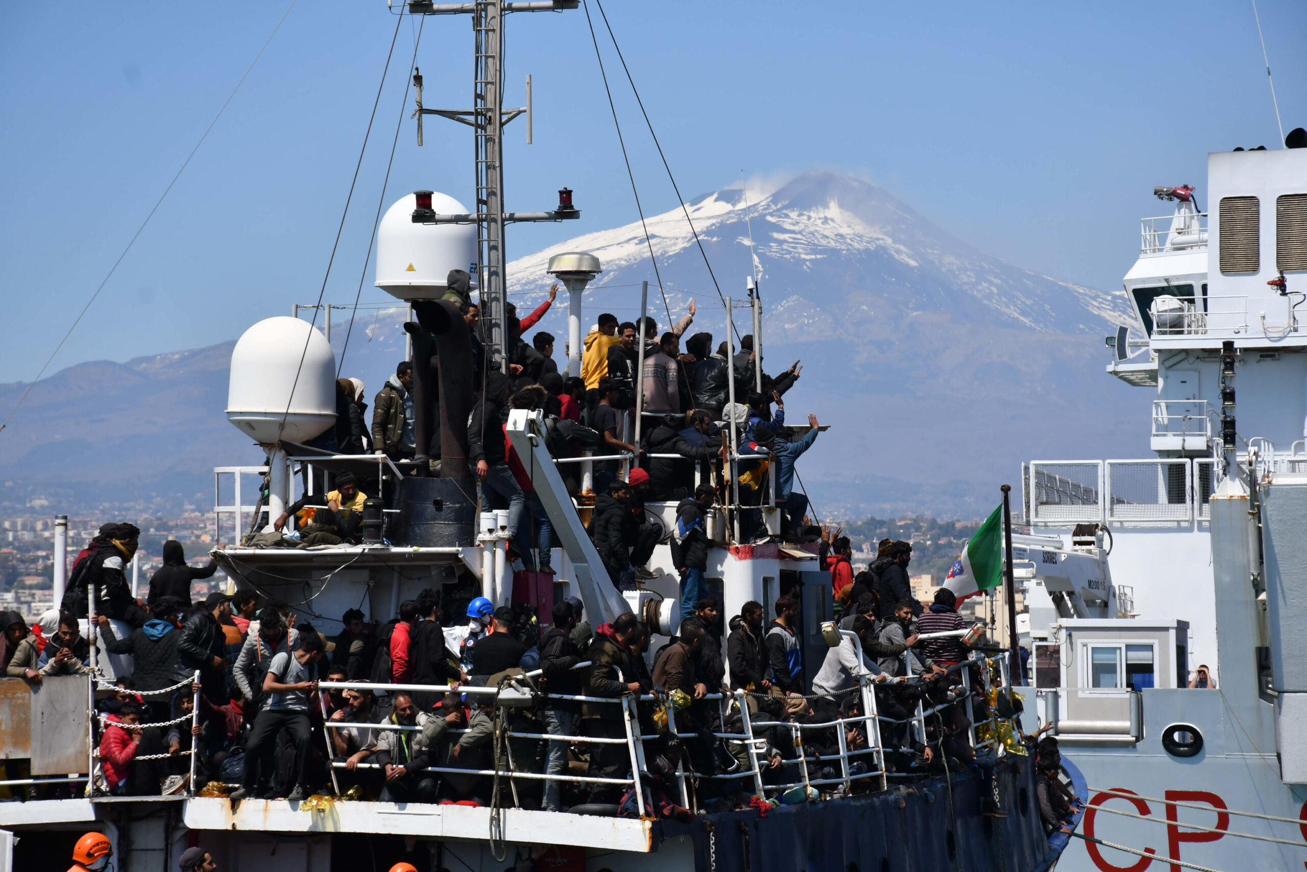 Giunto a Catania il peschereccio con 700 migranti a bordo