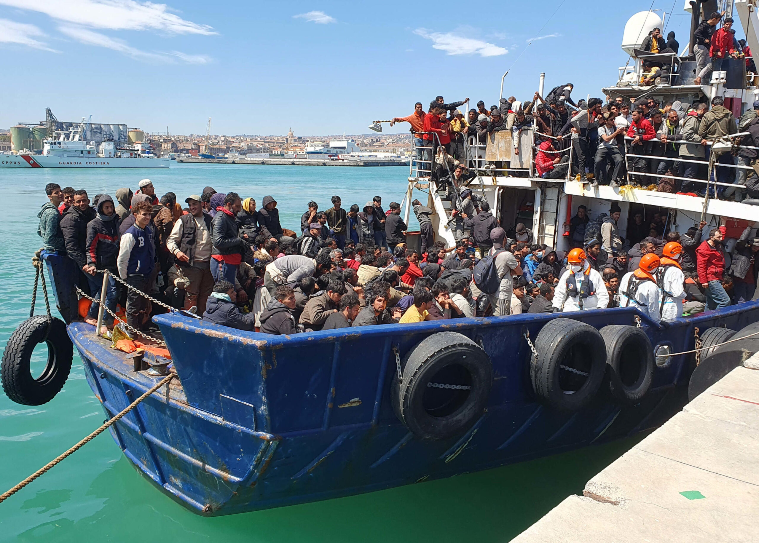 Peschereccio con 700 migranti sbarcato nel porto di Catania