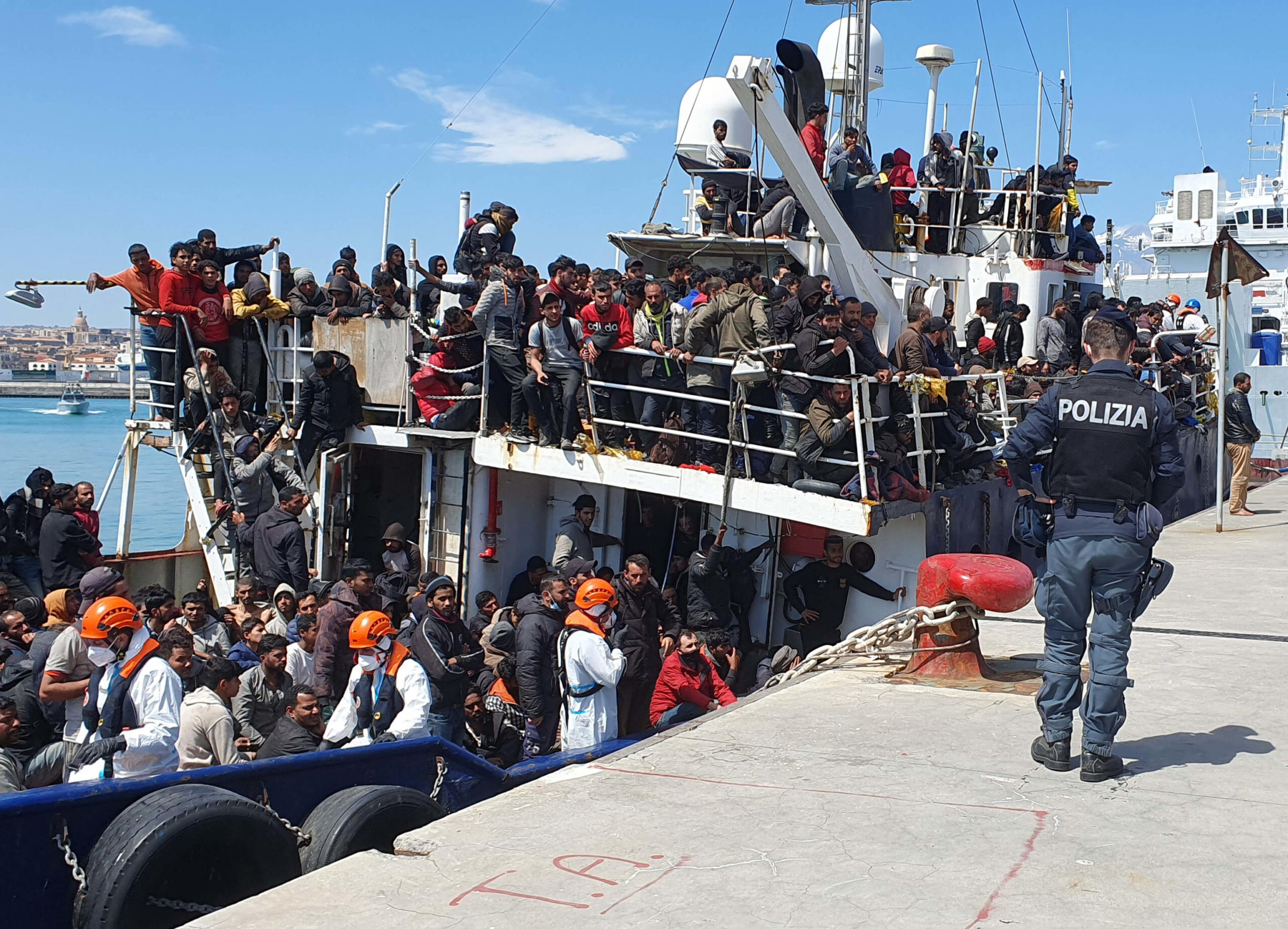 Peschereccio con 700 migranti sbarcato nel porto di Catania