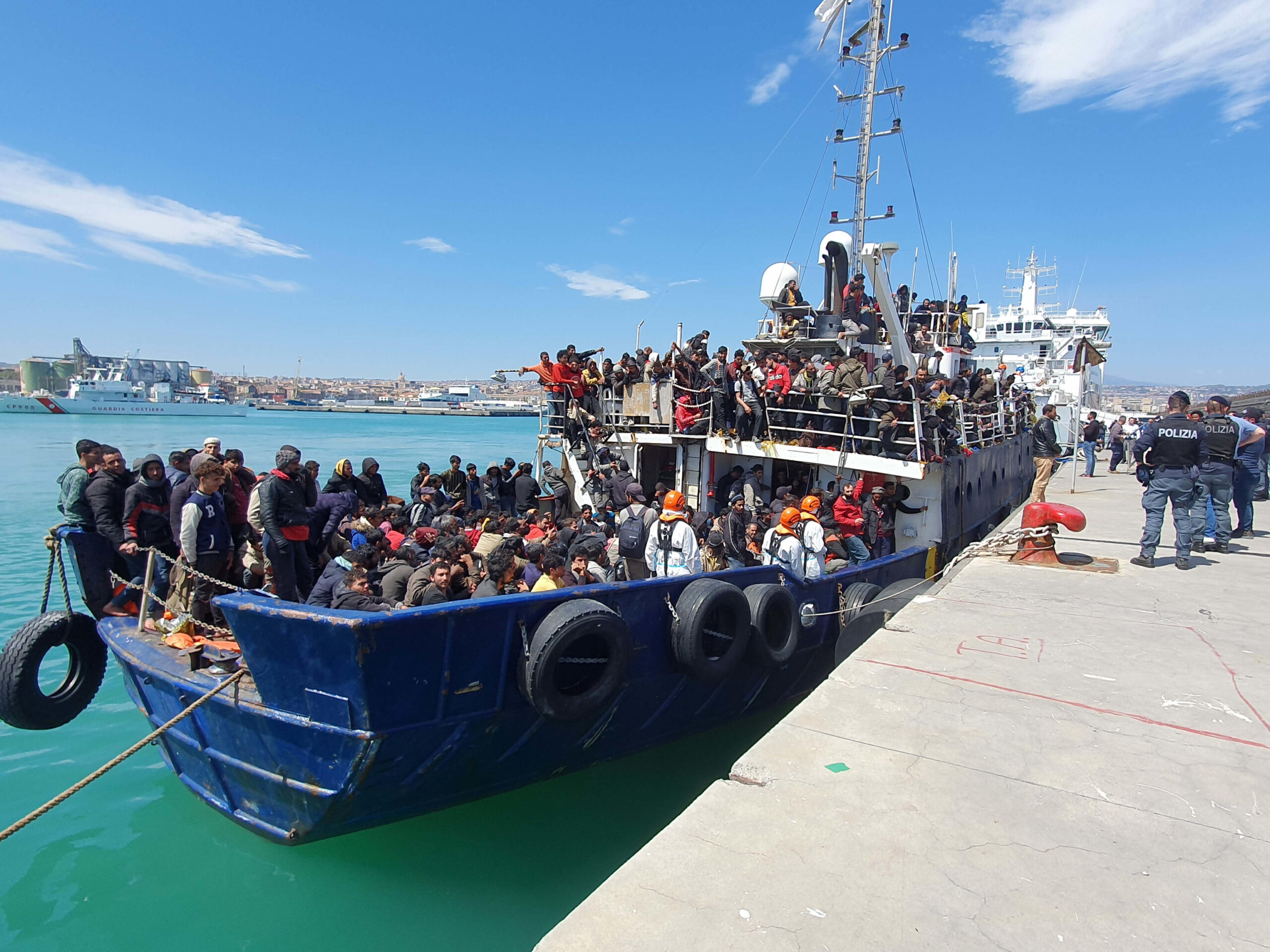 Peschereccio con 700 migranti sbarcato nel porto di Catania