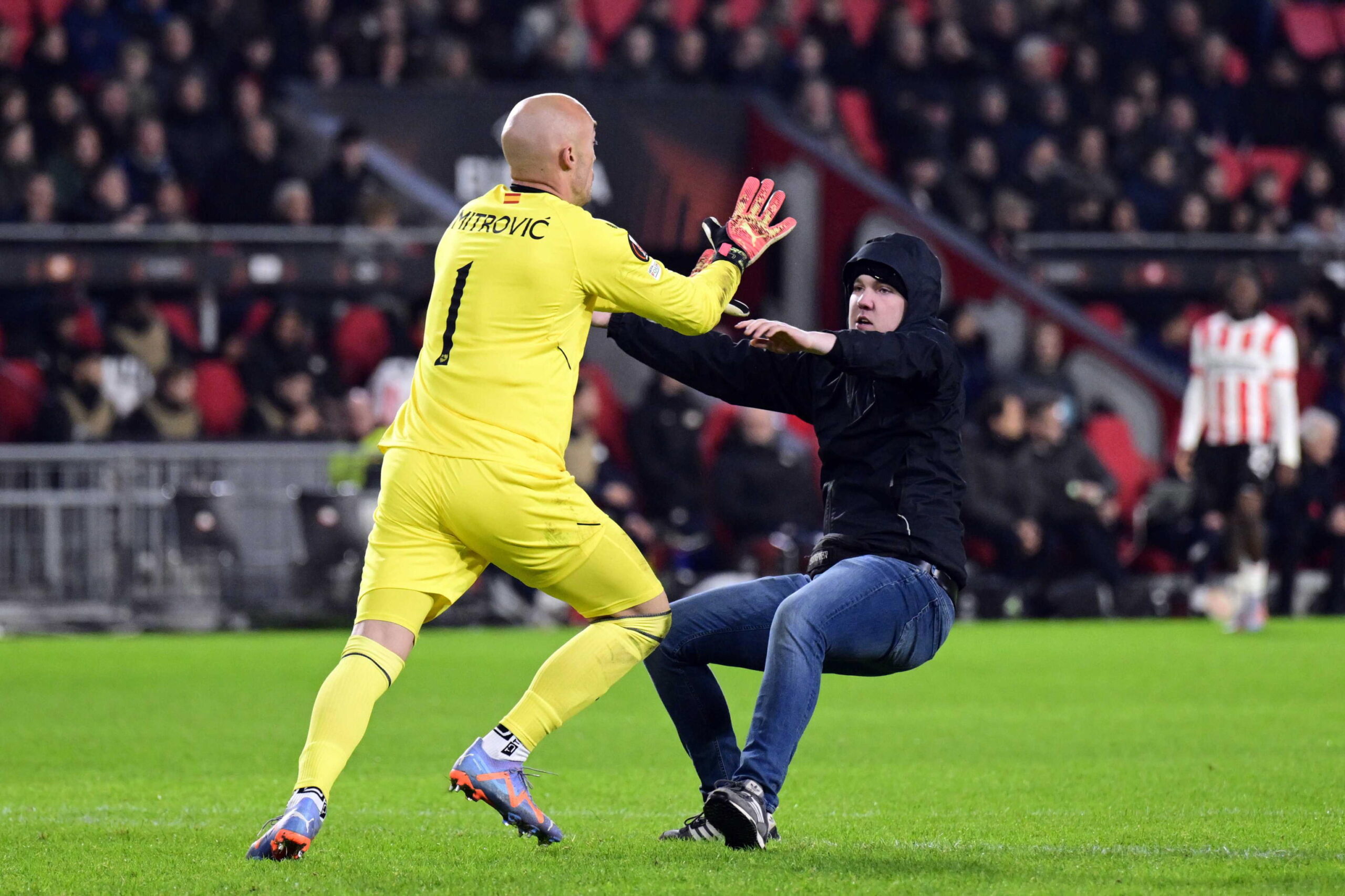 Il portiere si trova faccia a faccia col suo aggressore