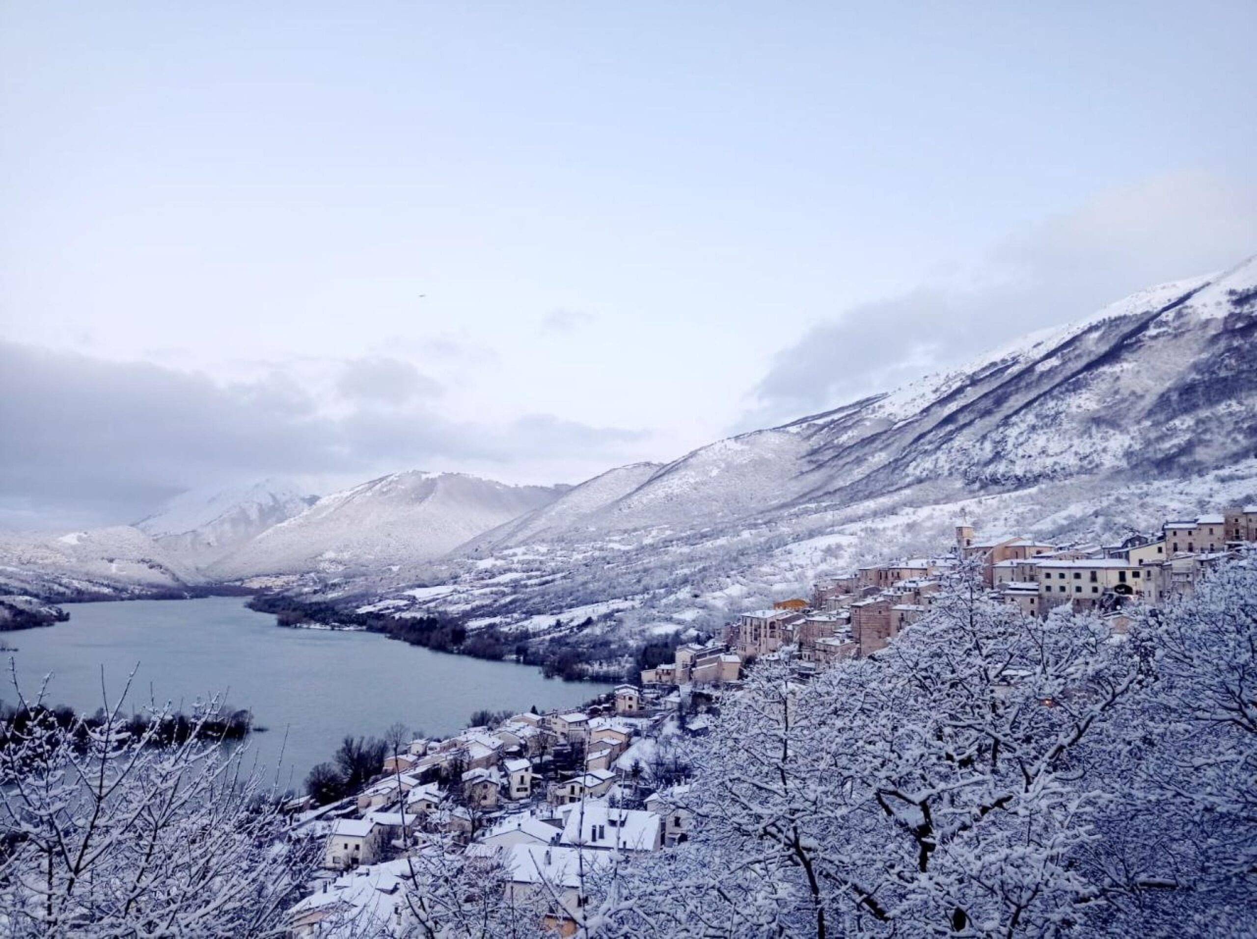 La neve caduta a Barrea, nel Parco Nazionale d'Abruzzo