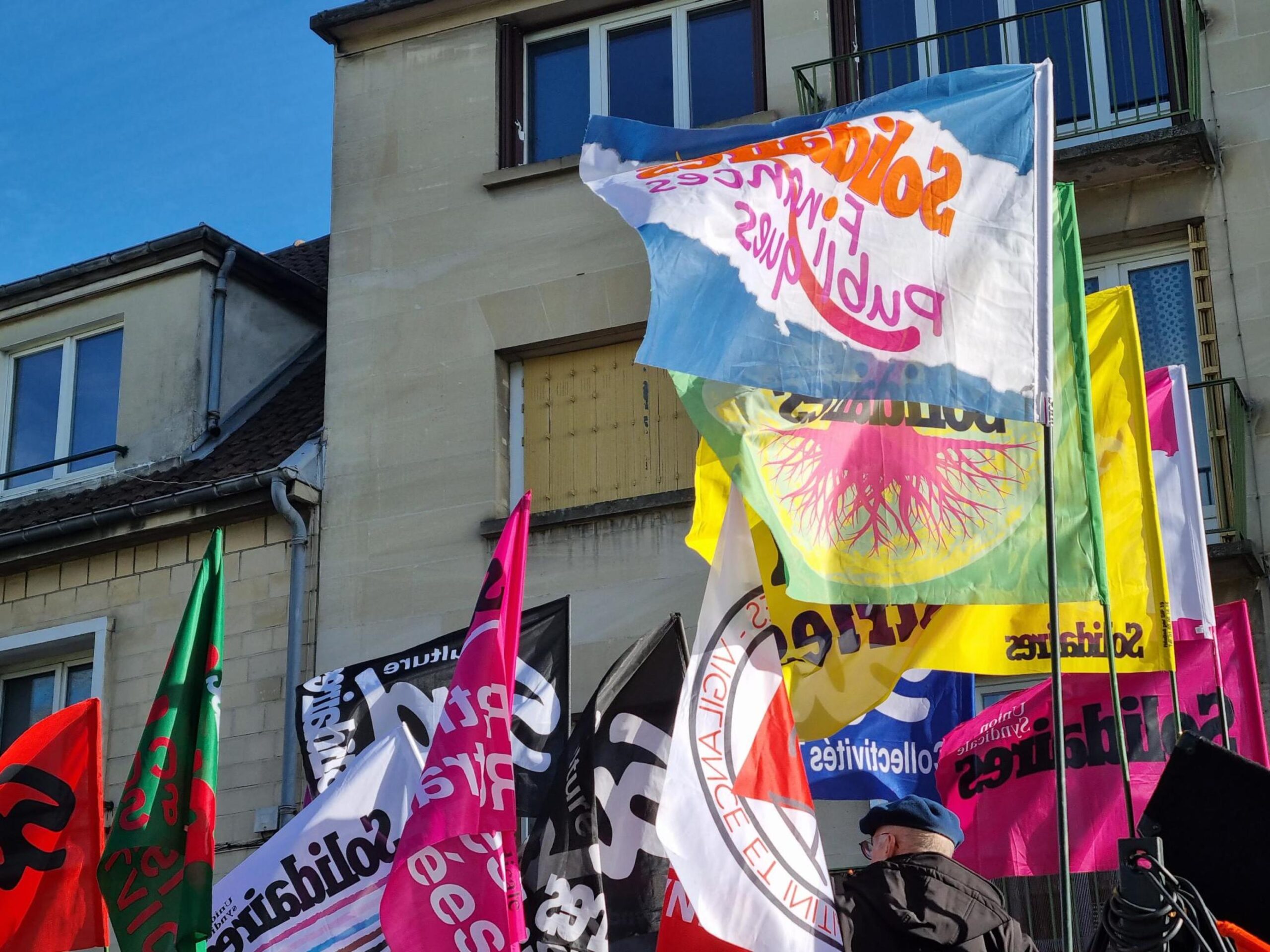 Bandiere nelle manifestazioni di 2 mesi fa