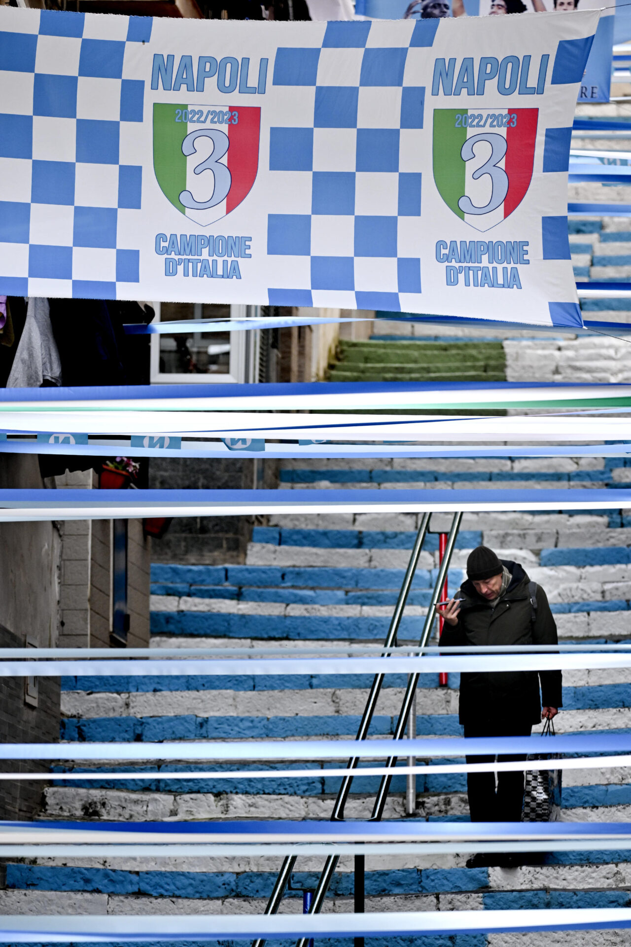 Scalinata azzurra e tricolore in rione Montesanto