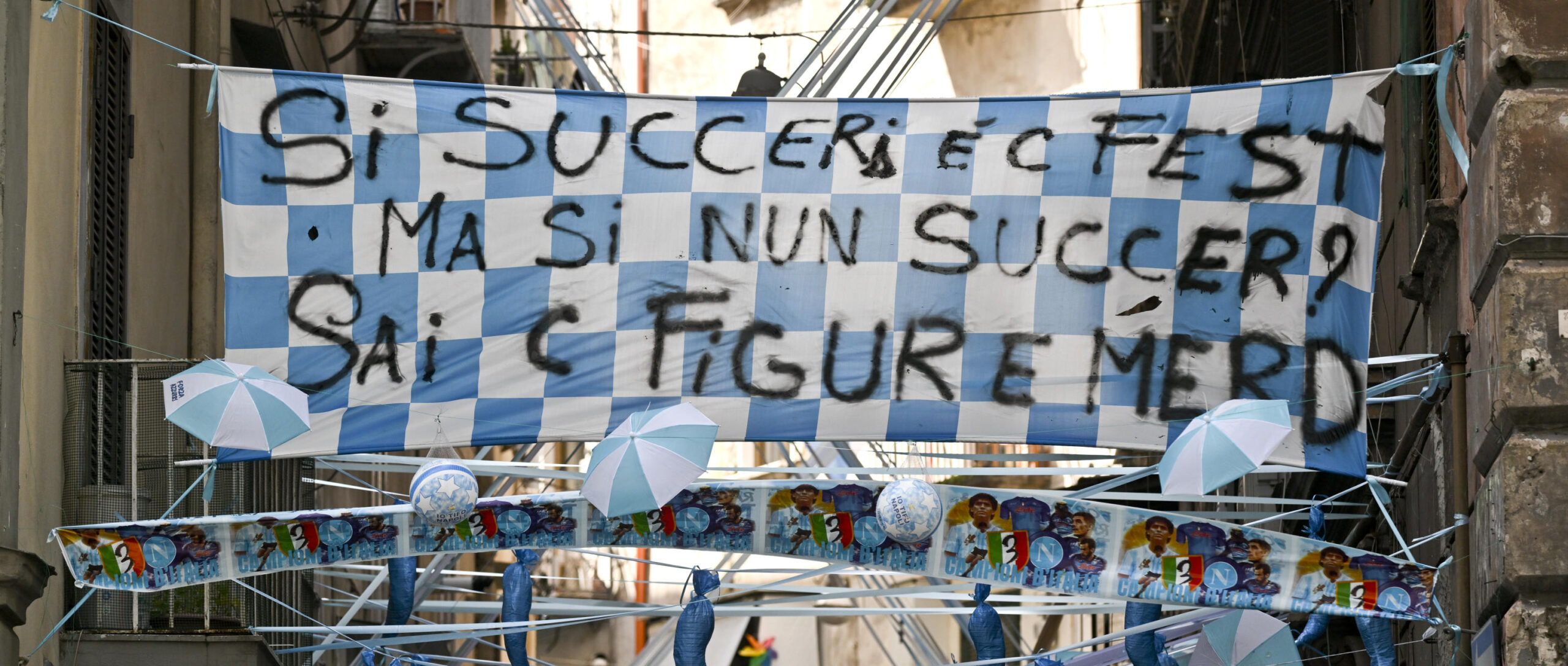 Uno striscione nei vicoli