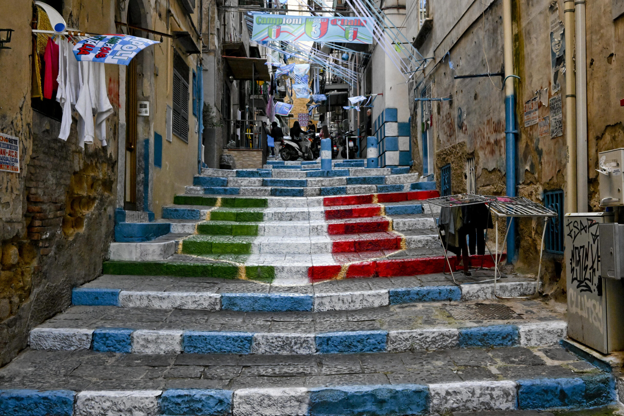 Vicoli e scale tinte d'azzurro, Napoli si trucca per lo scudetto