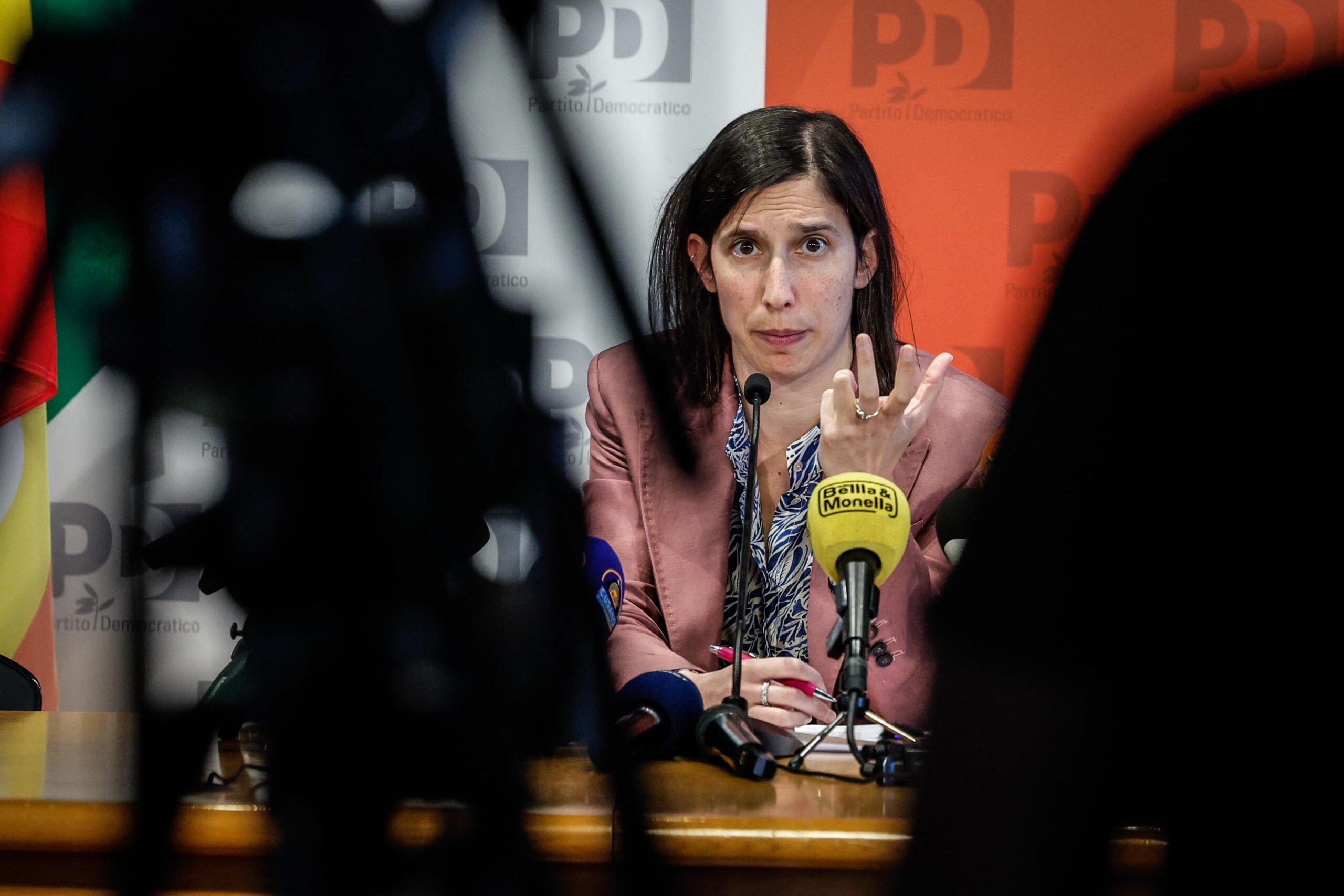 Una foto di Elly Schlein durante un suo intervento