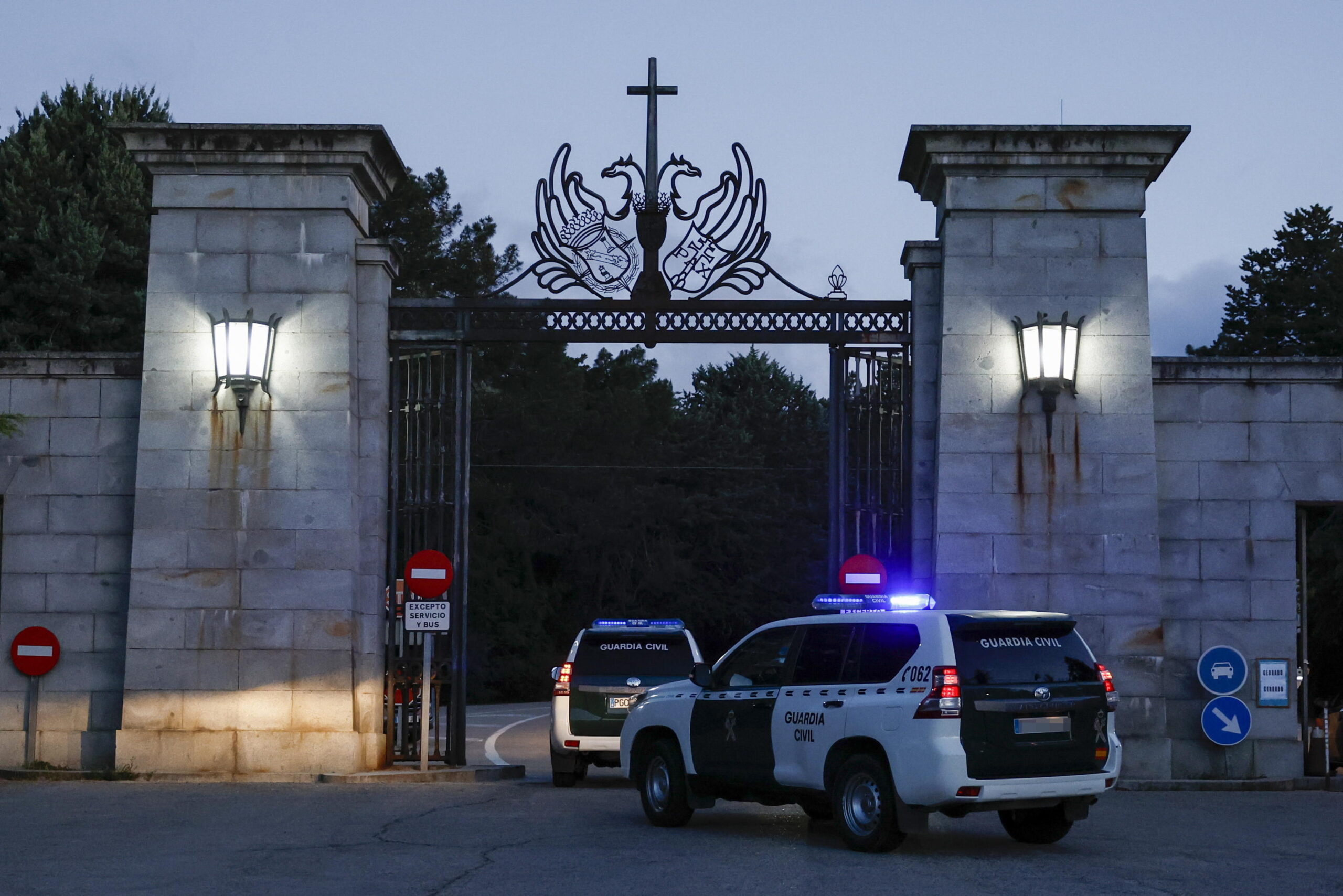 La polizia fuori al cimitero