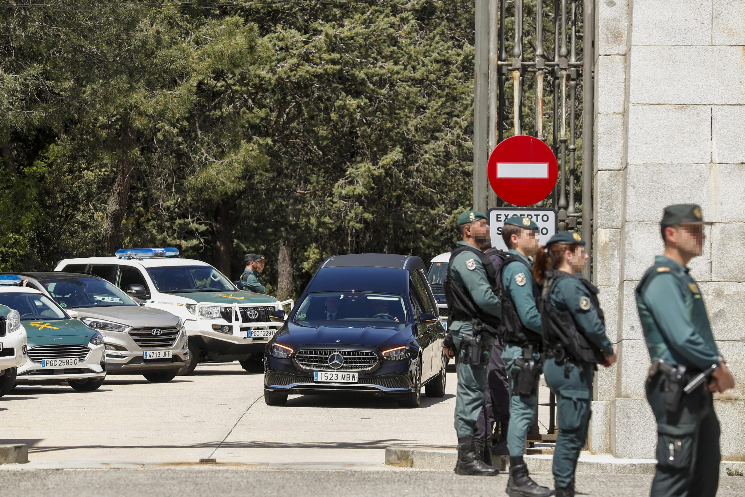 Forze armate fuori al luogo di sepoltura