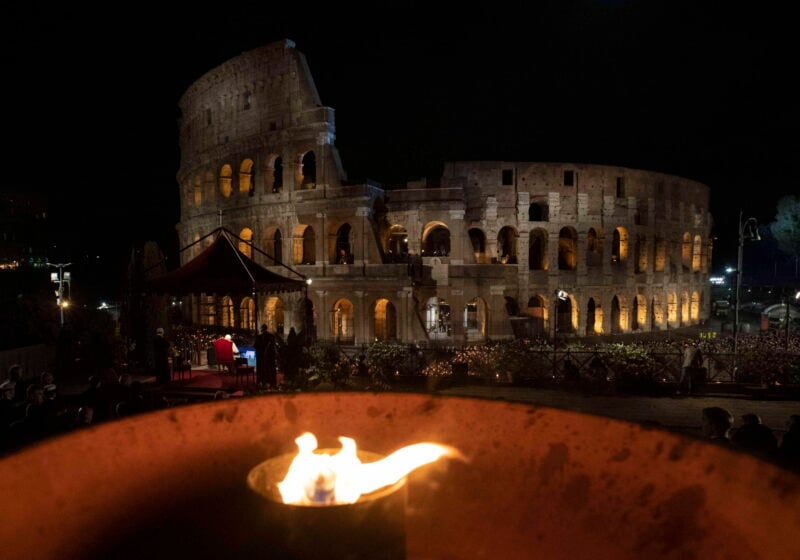 Via Crucis Colosseo 2023: Assente Papa Francesco, La Guerra è Il Tema ...