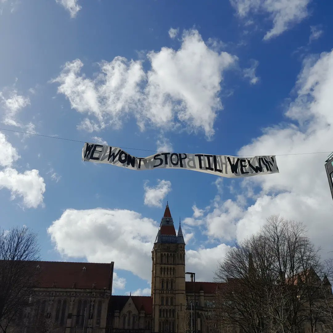 Uno striscione esposto nel corso delle proteste di Manchester