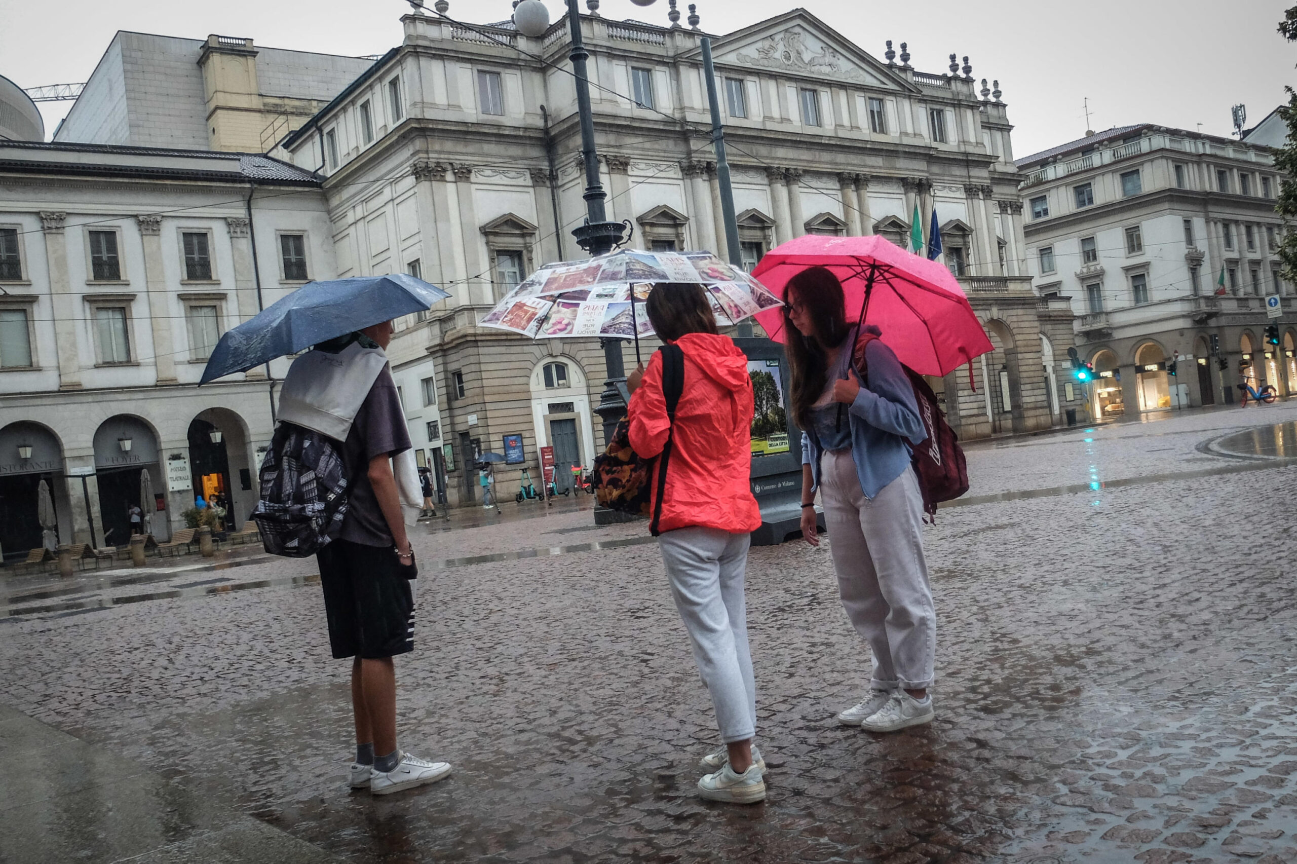 Bomba D'acqua Improvvisa Su Milano, Strade E Stazioni Metro Allagate ...