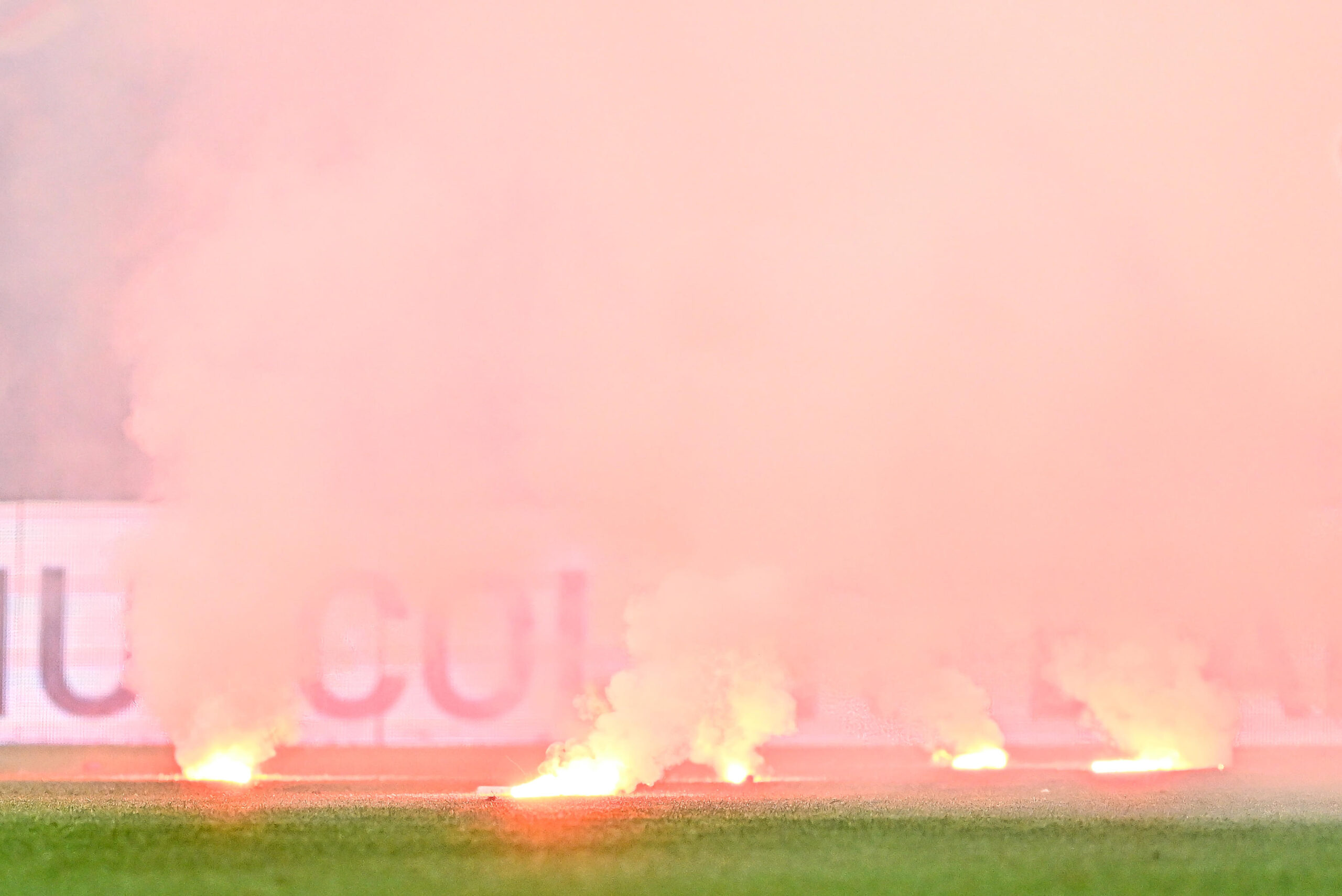 Il lancio di fumogeni in Samp-Spezia