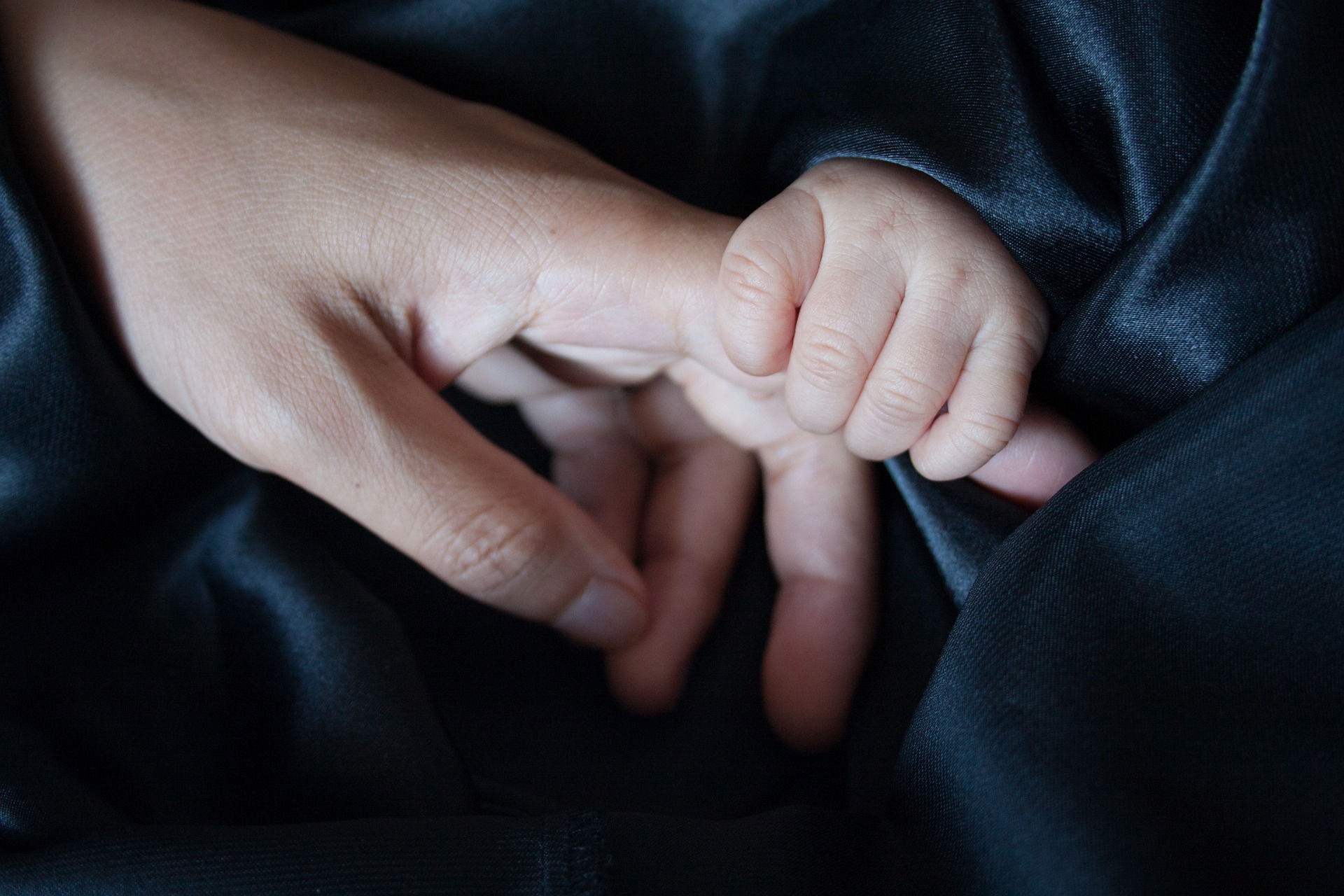 Tazza sulla Franzoni per la Festa della mamma è bufera mediatica