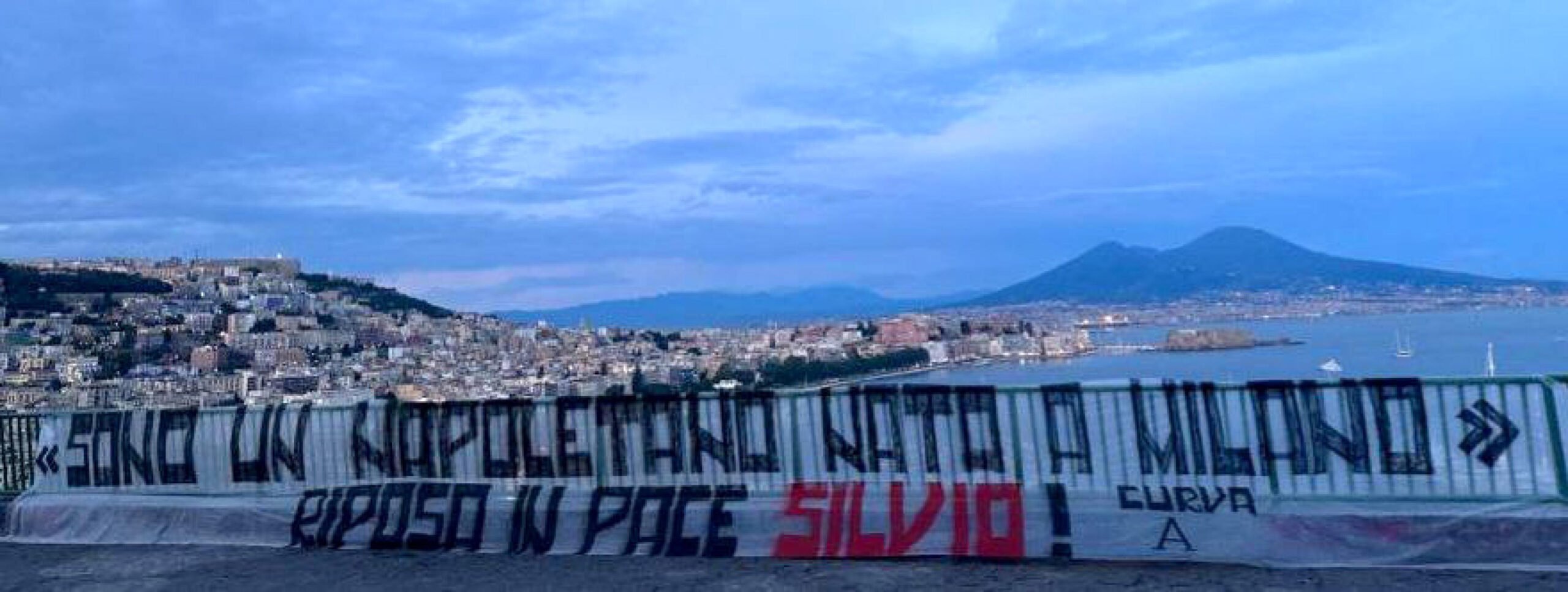 Striscione tifosi Napoli "Riposa in pace Silvio"