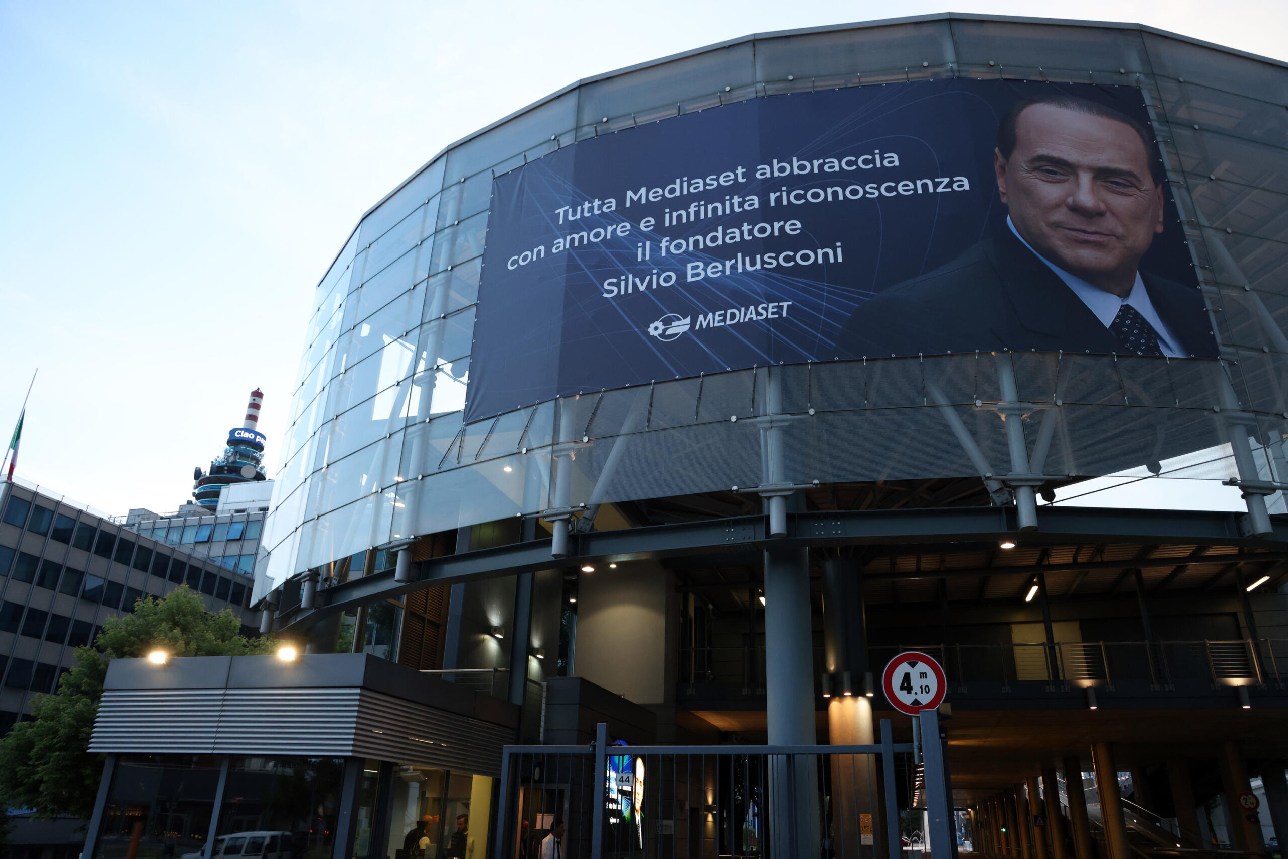 La Mediaset ricorda Berlusconi con uno striscione