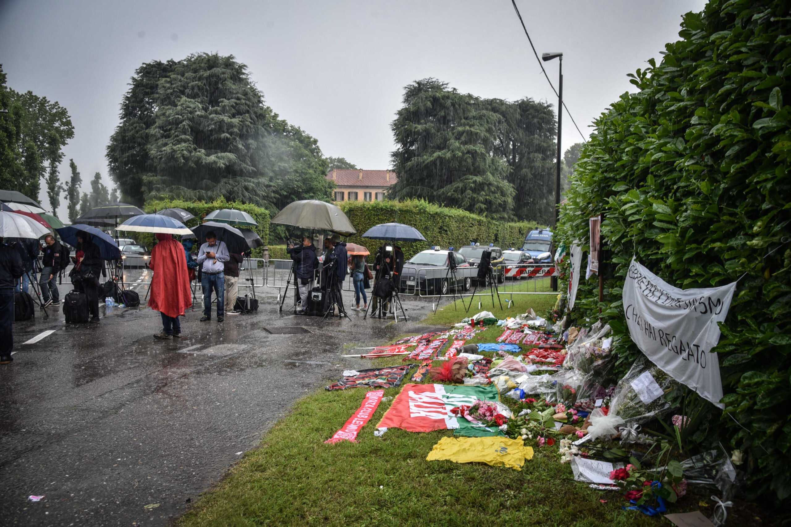 Gli striscioni fuori Villa San Martino