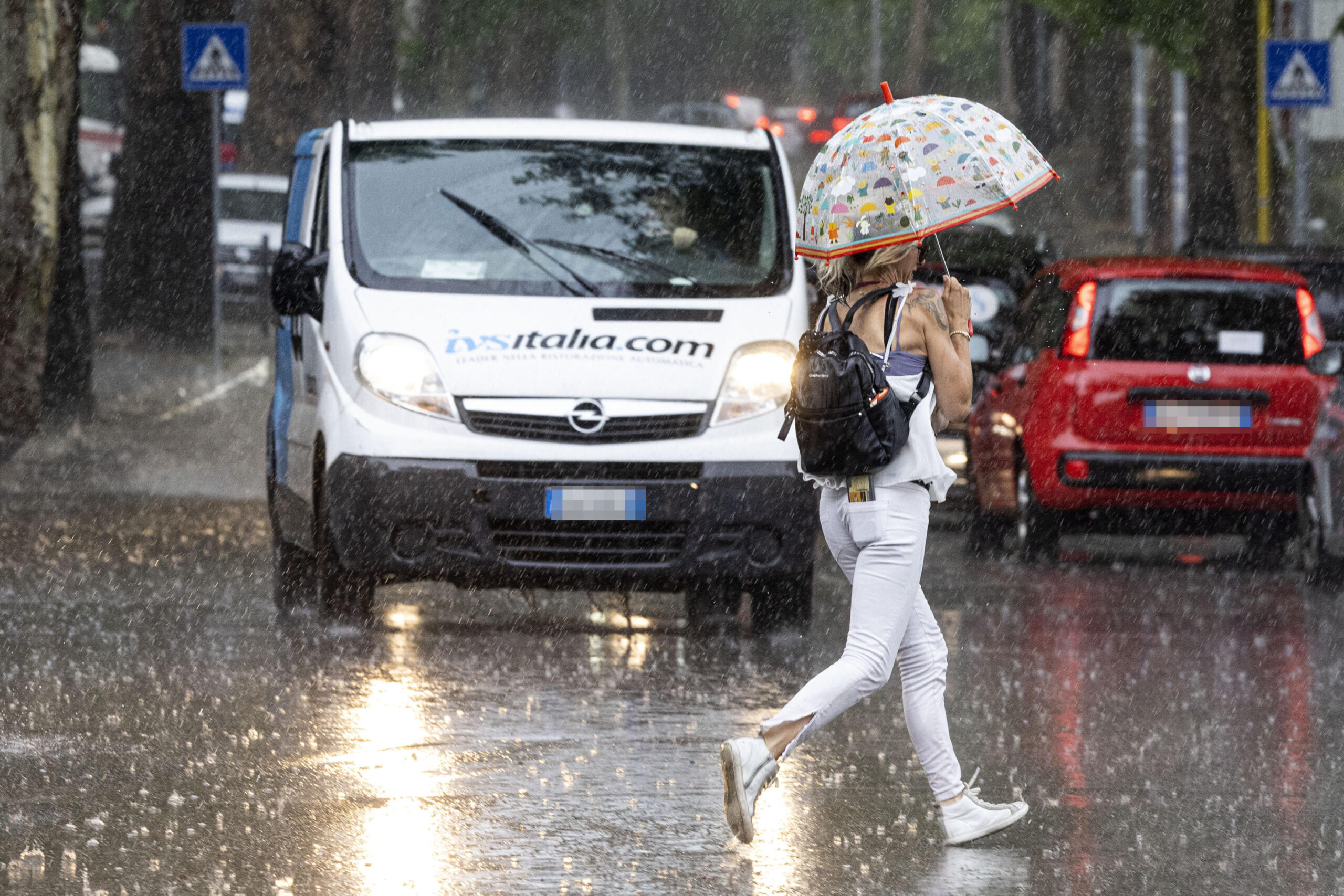 Donna attraversa la strada