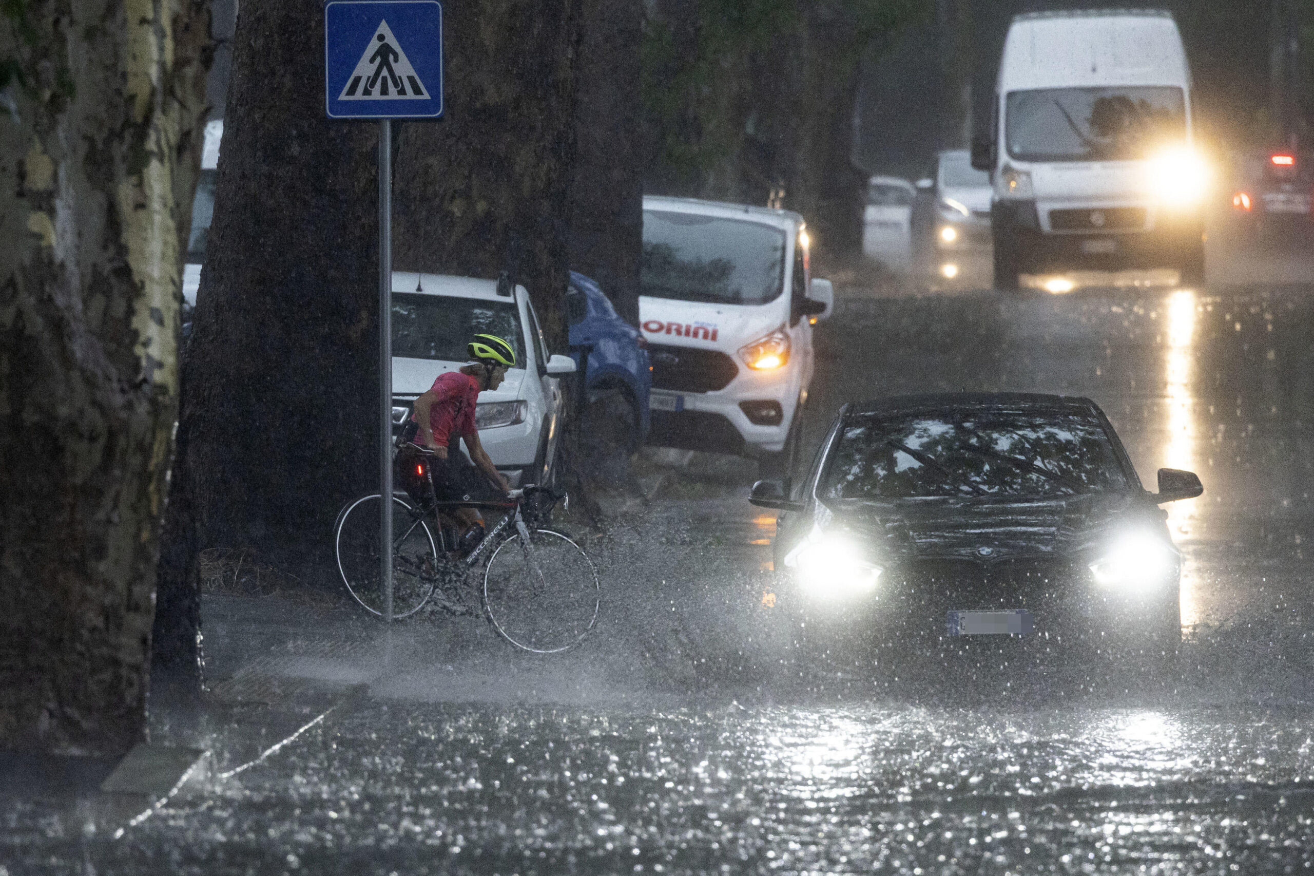 Ciclista cerca di attraversare