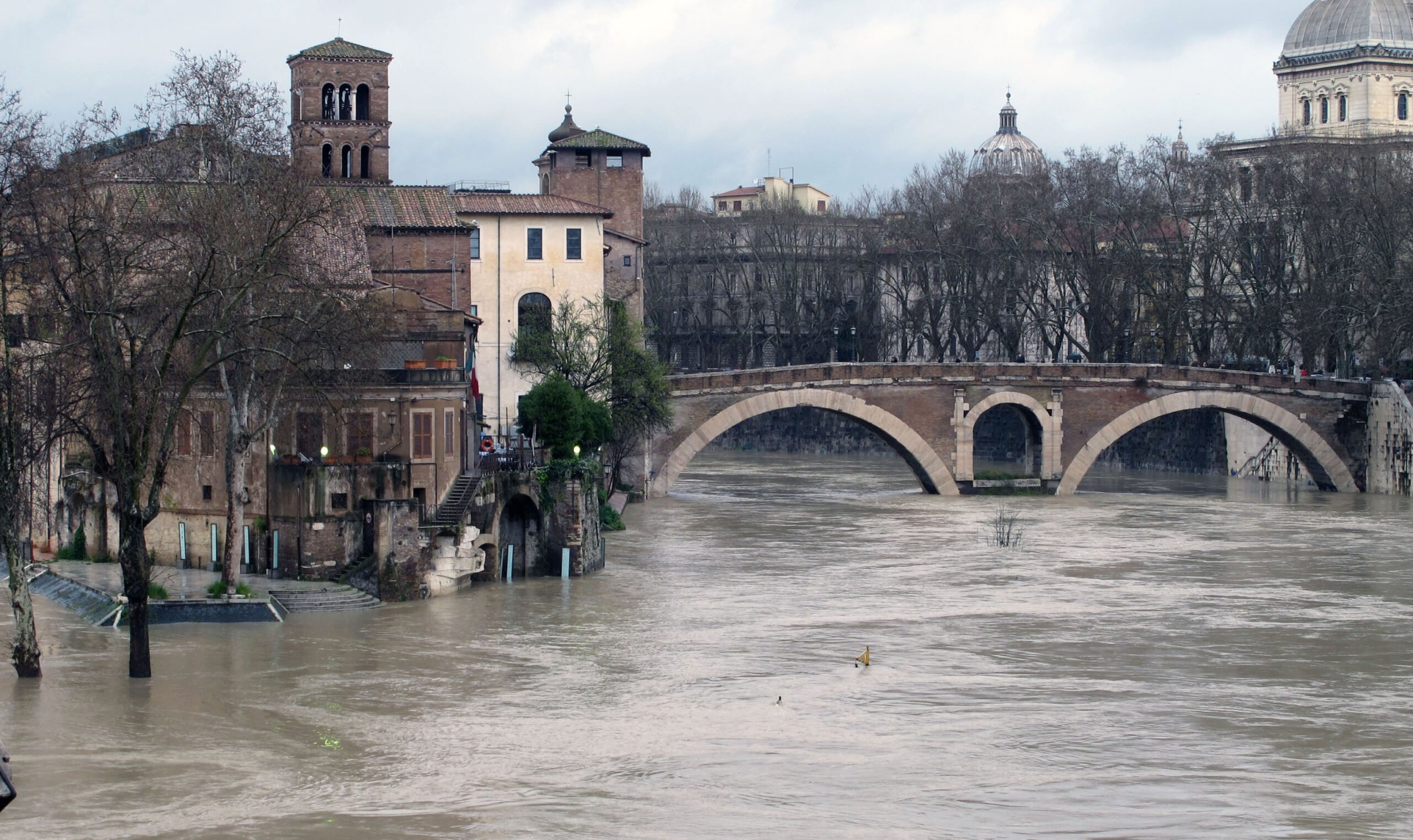 Tevere banchine chiuse