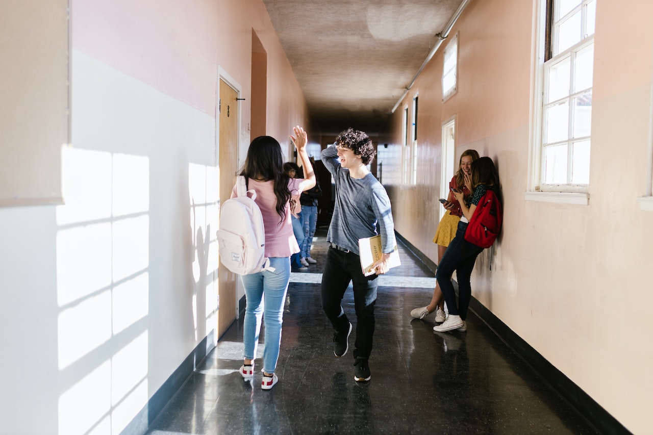 Caro scuola, spesa fino a 1.200 euro per libri e materiale: i 5