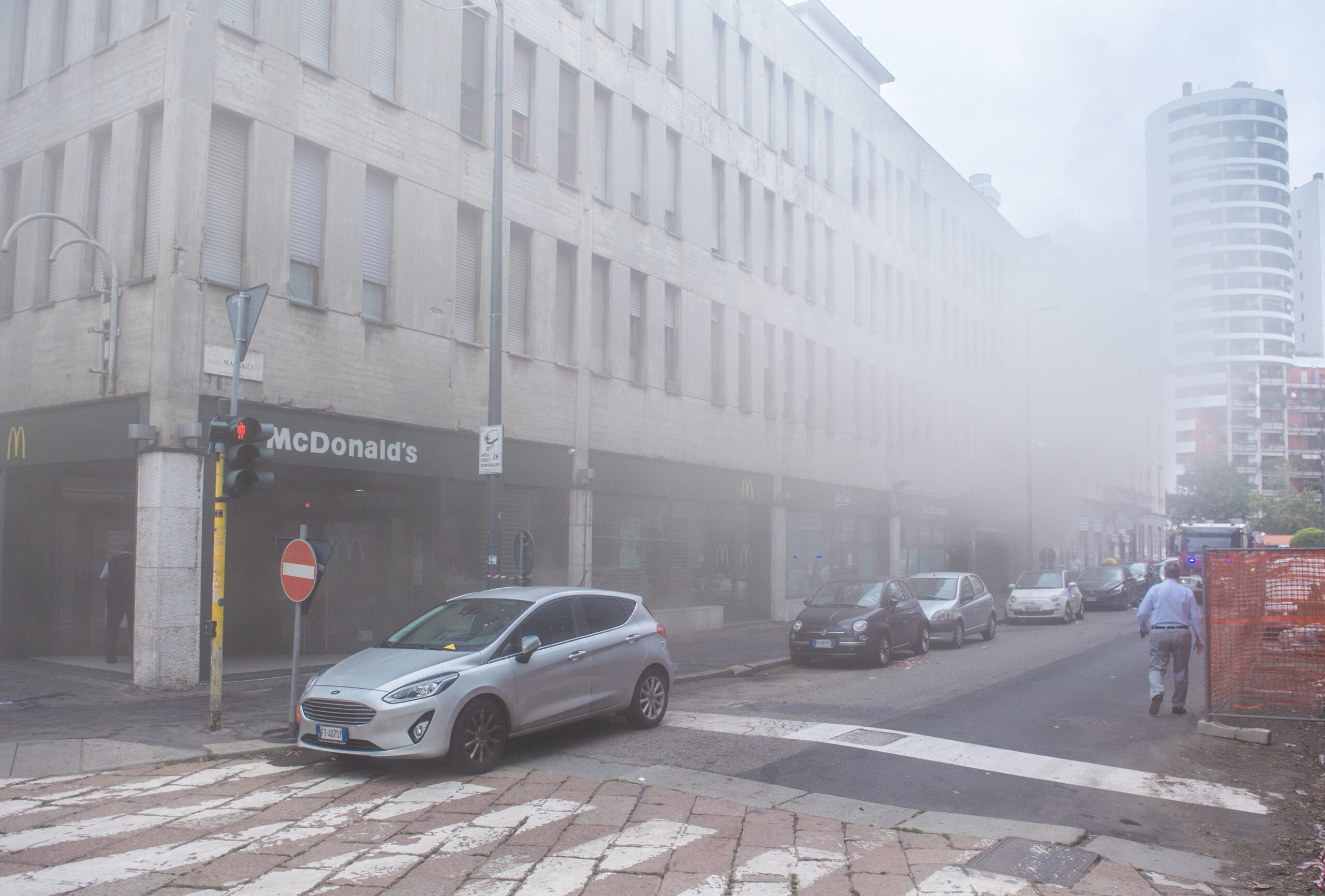 Fumo da una discoteca, vigili del fuoco al lavoro a Milano